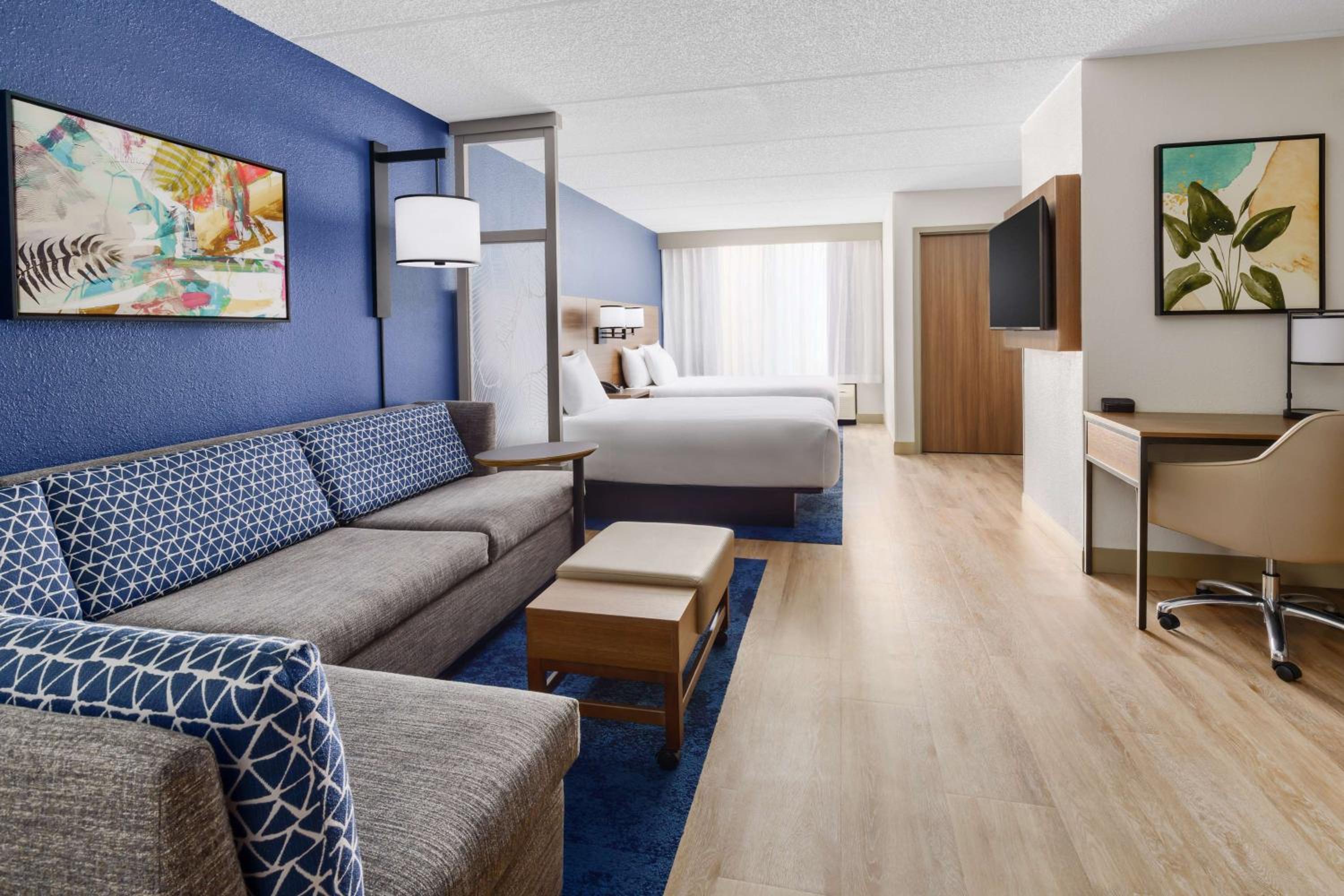 Queen Room with Two Queen Beds with Sofa Bed and Tub photo 1