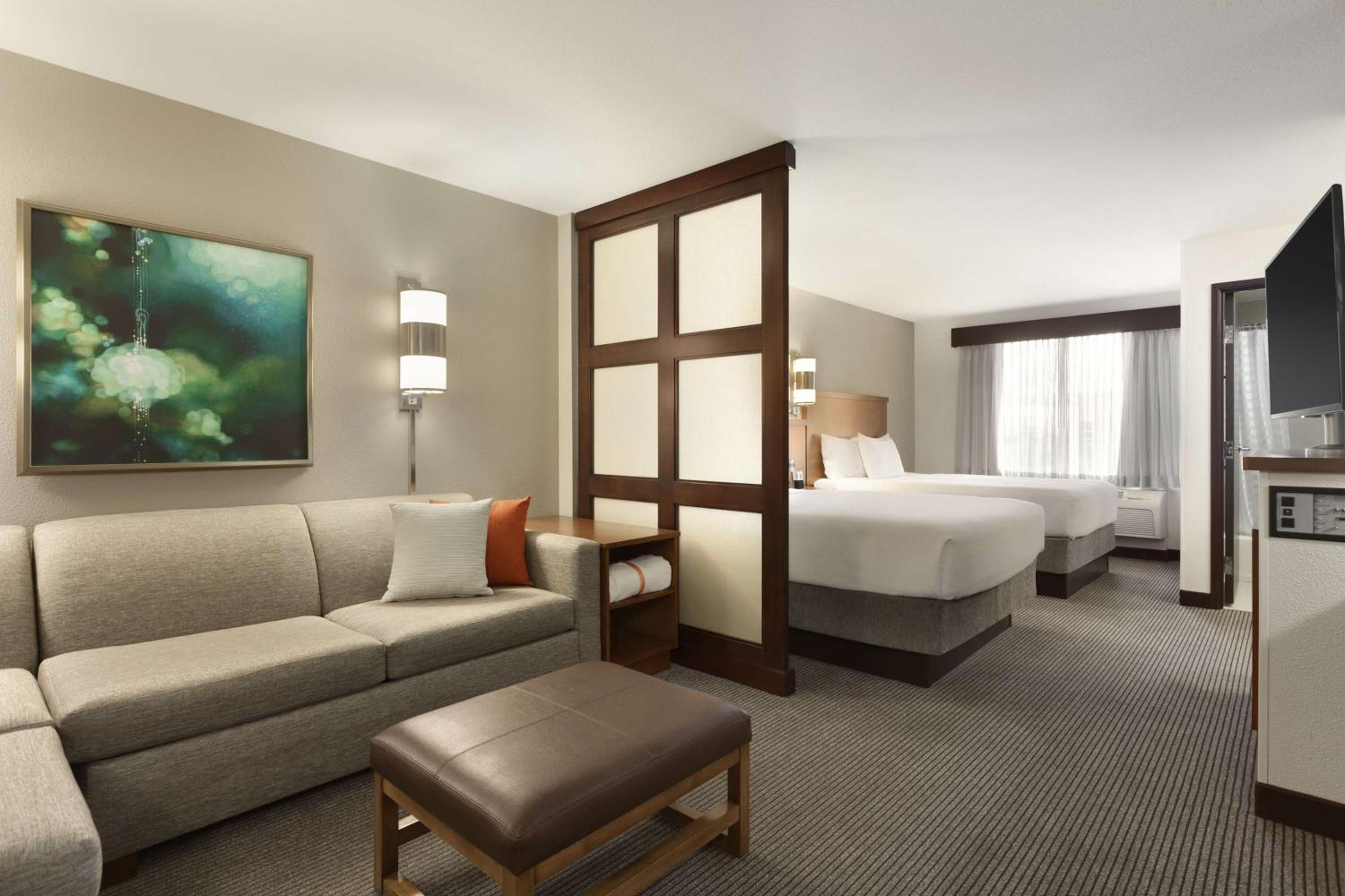 Queen Room with Two Queen Beds and Sofa Bed - High Floor - Photo 2