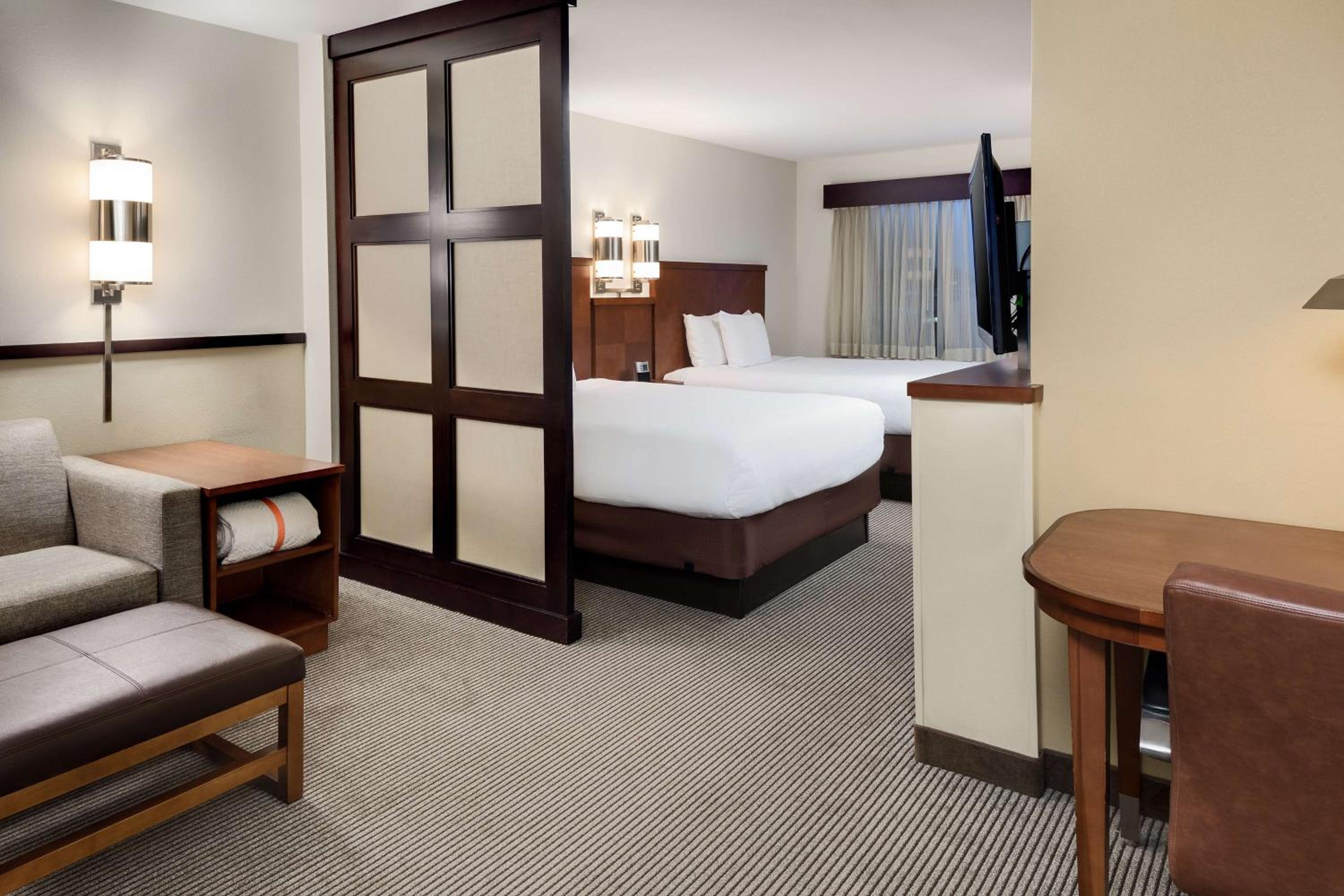 Queen Room with Two Queen Beds and Sofa Bed - High Floor - Photo 10