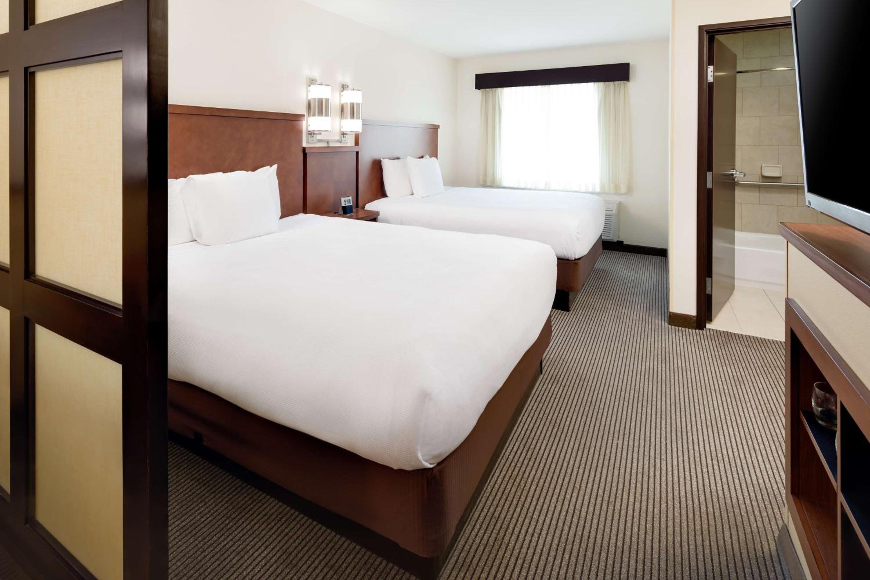 Queen Room with Two Queen Beds and Sofa Bed - High Floor - Photo 7