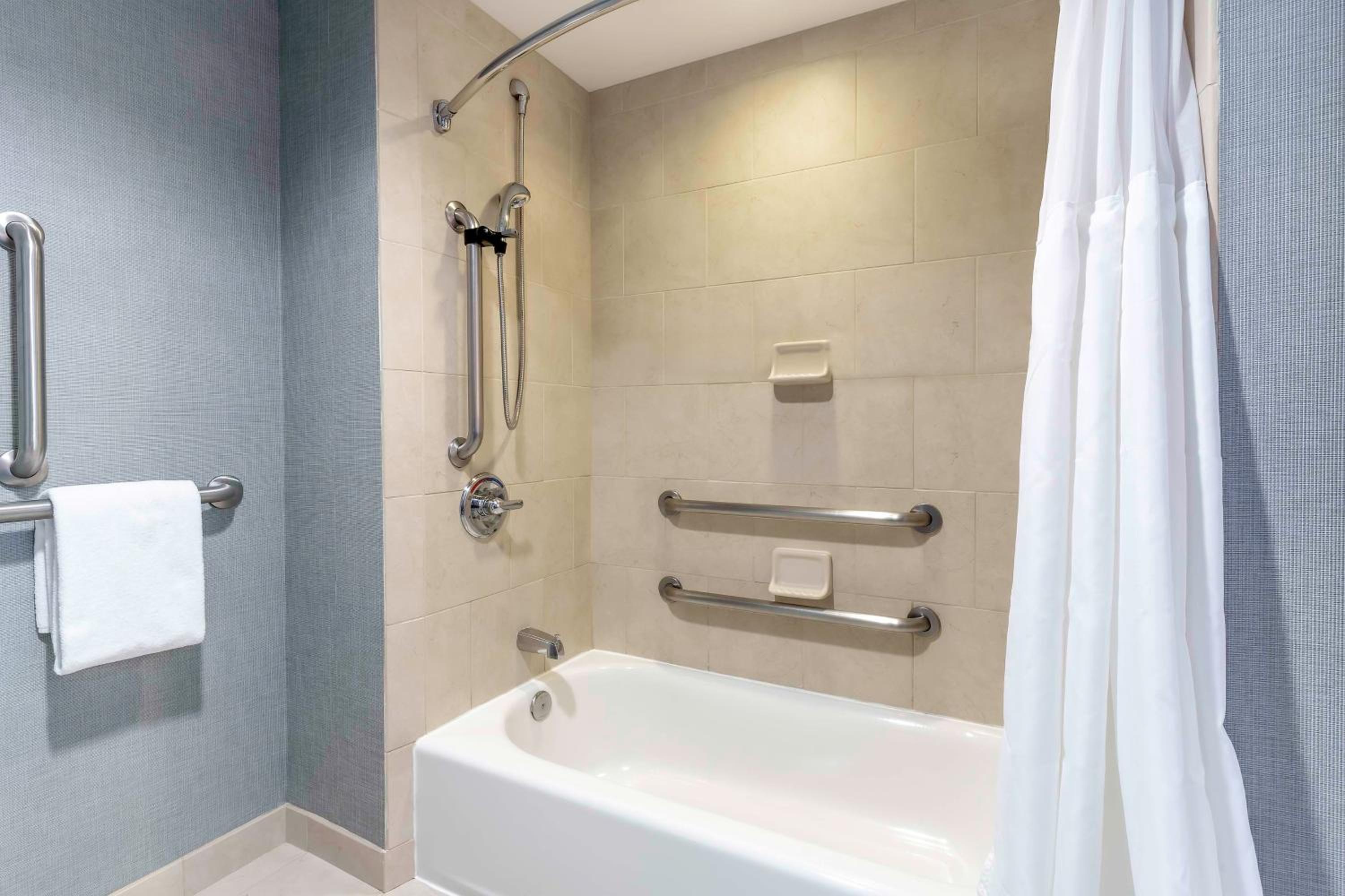 Queen Room with Two Queen Beds, Sofa Bed and Accessible Tub - Photo 11