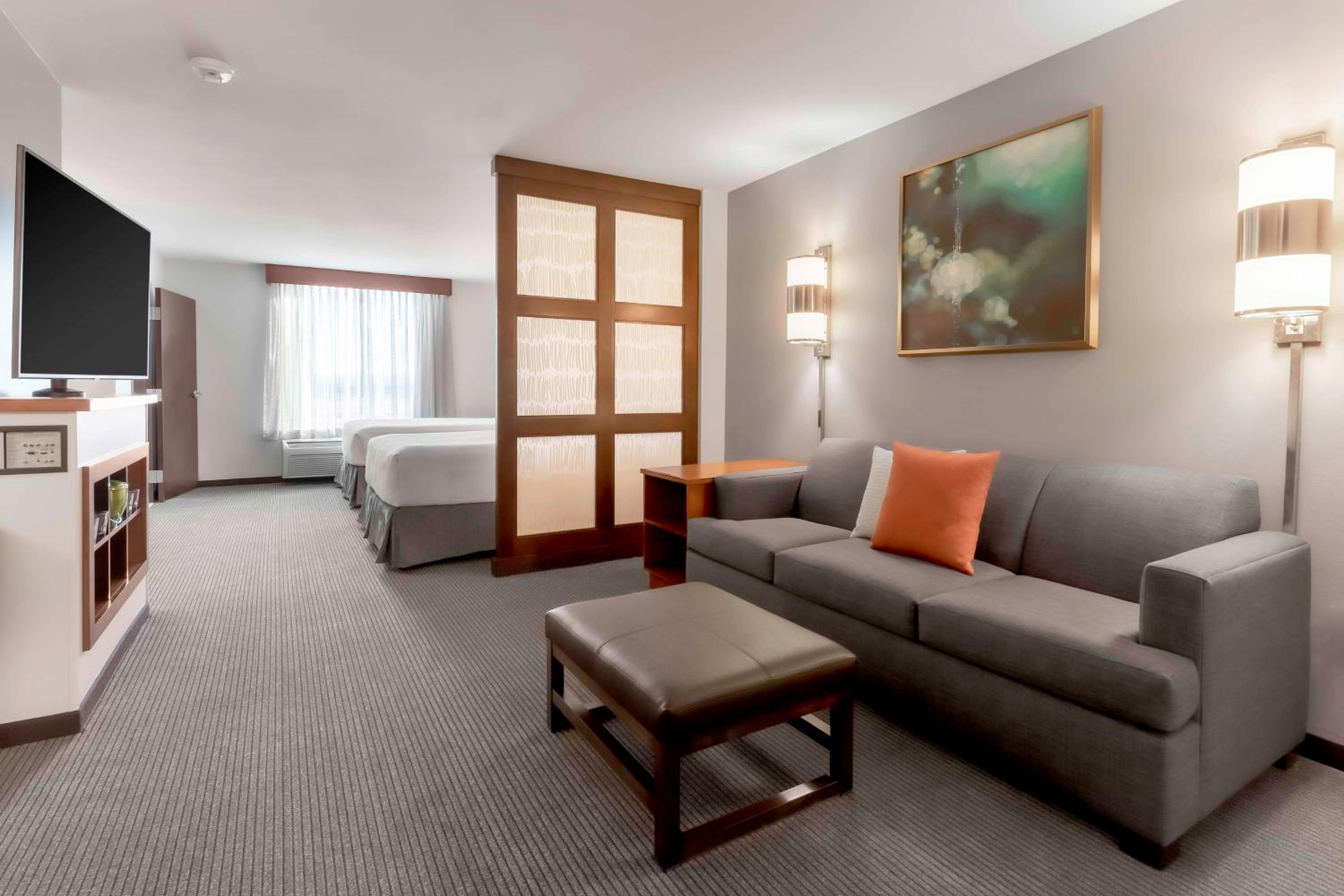 Queen Room with Two Queen Beds, Sofa Bed and Accessible Tub - Photo 3
