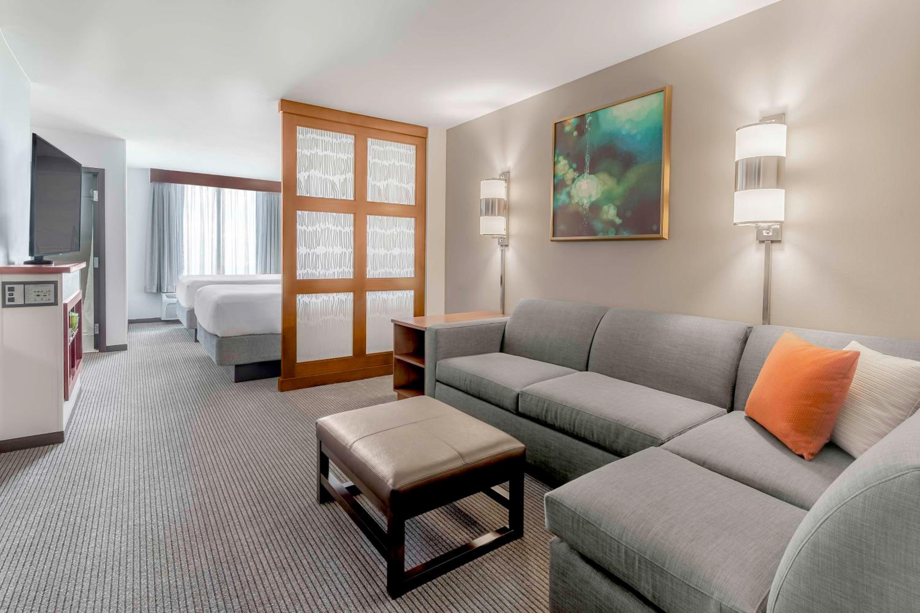 Queen Room with Two Queen Beds and Sofa Bed - Photo 4