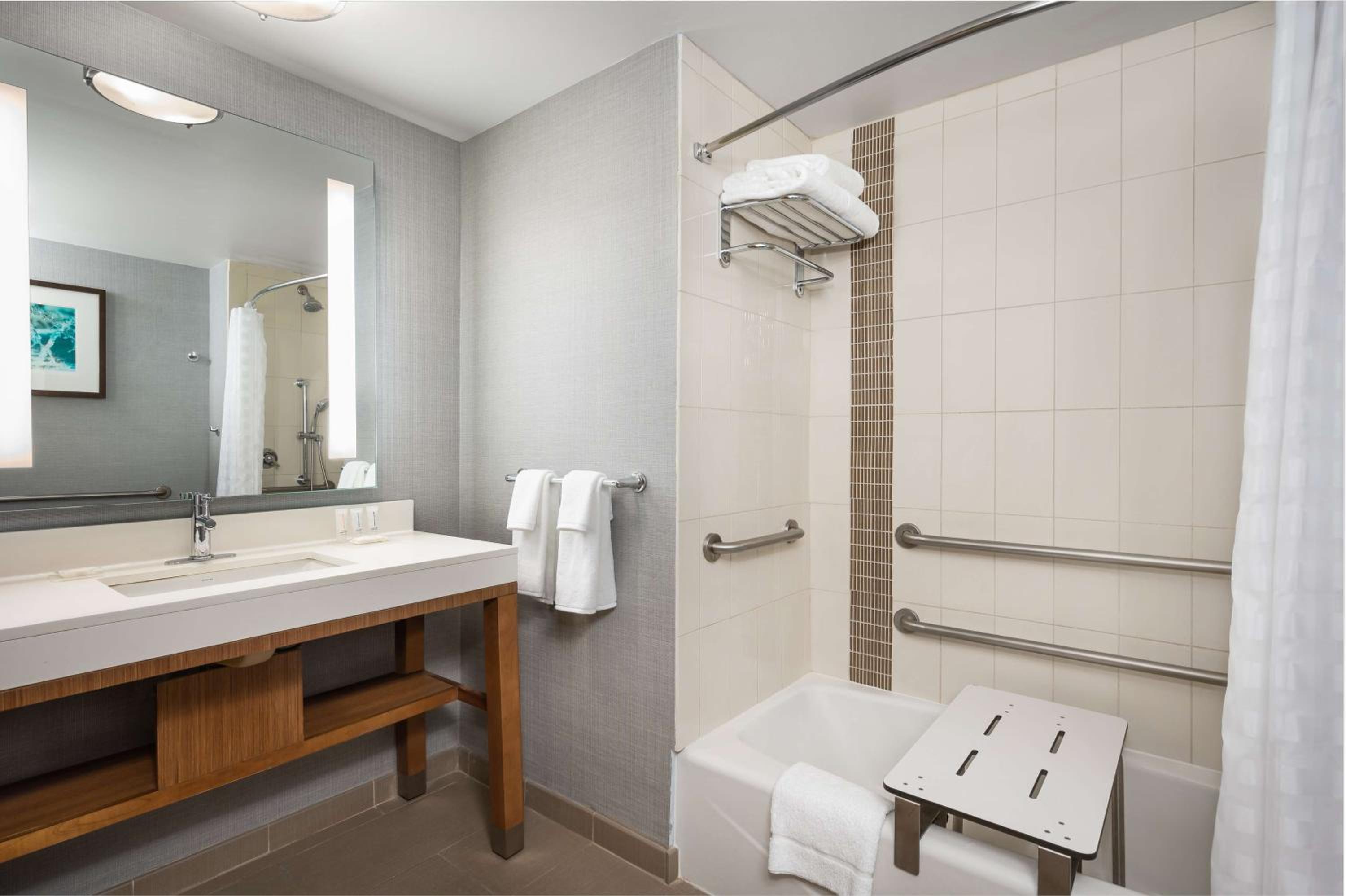 Queen Room with Two Queen Beds and Accessible Tub - Disability Access photo 3