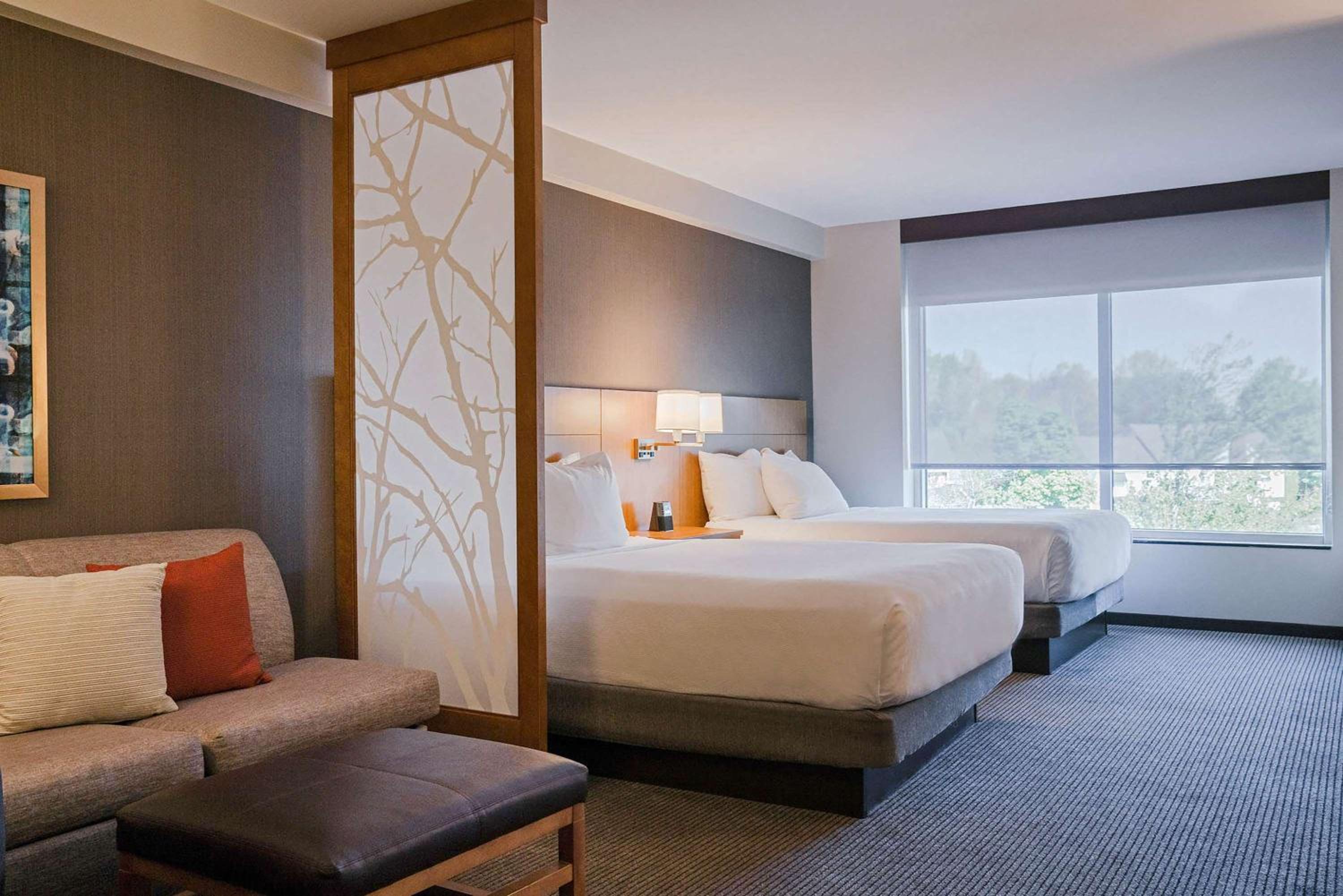 Queen Room with Two Queen Beds, Sofa Bed and Accessible Tub photo 3