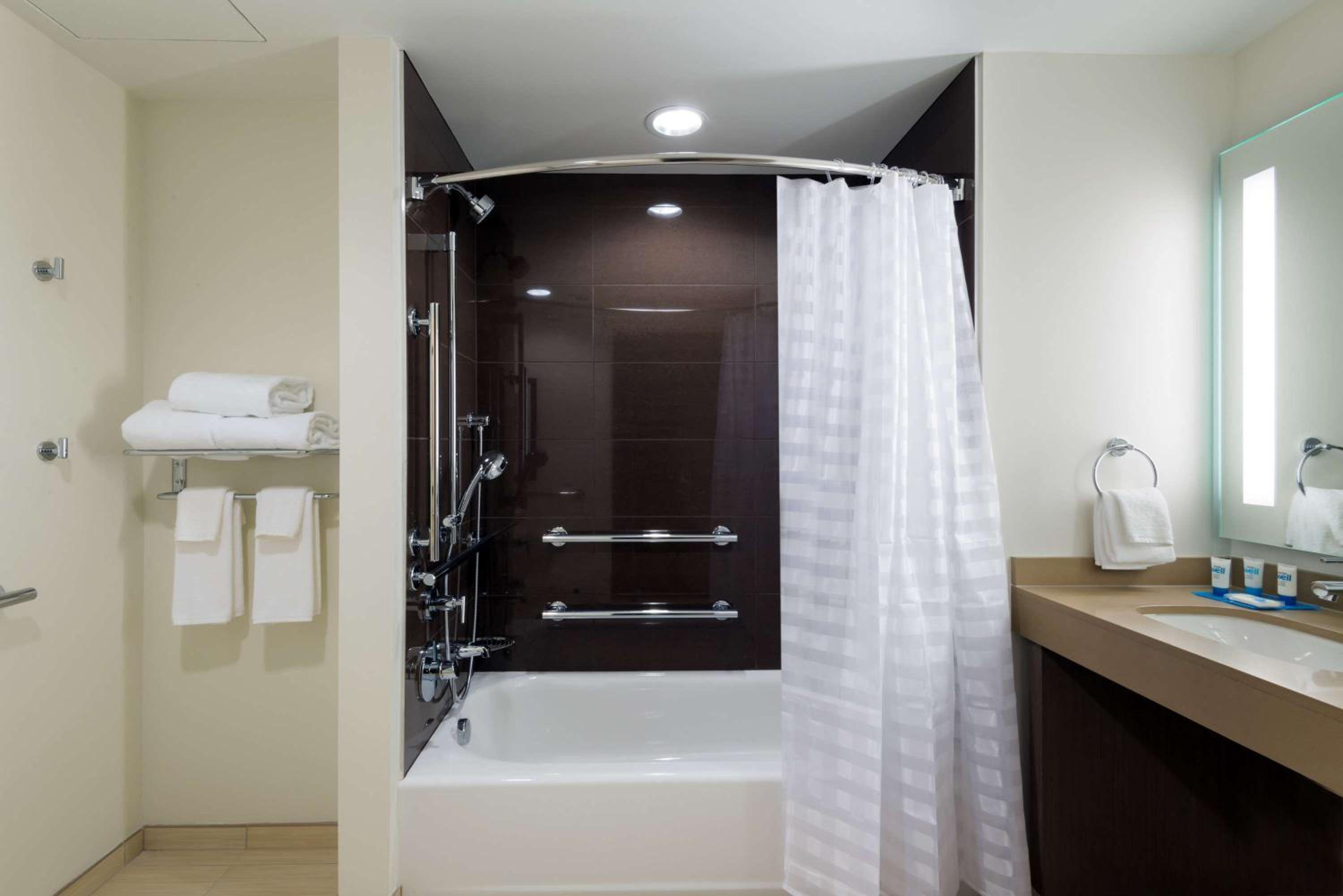 King Studio with Accessible Tub - Disability Access