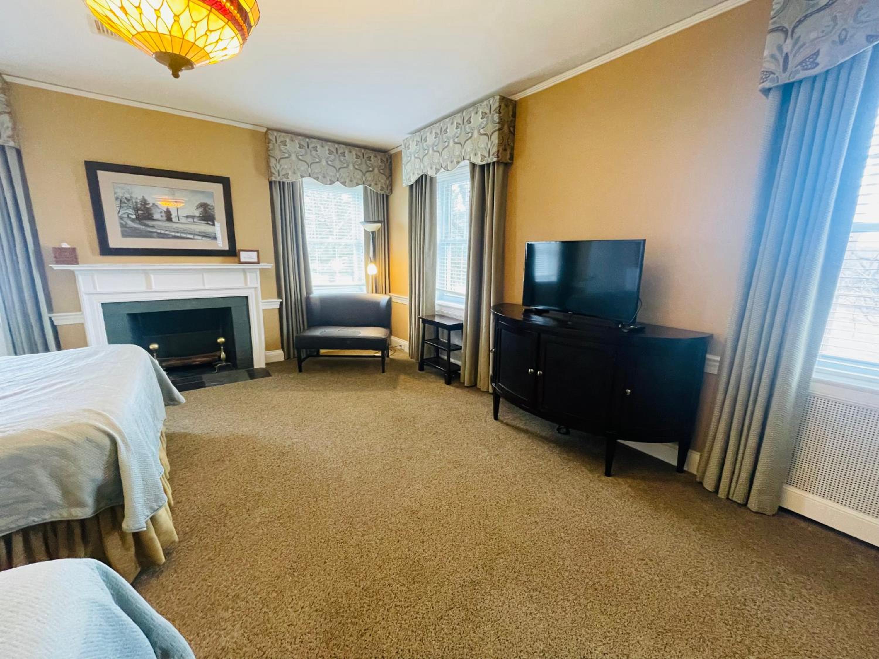 Superior Queen Room with Two Queen Beds - Photo 5