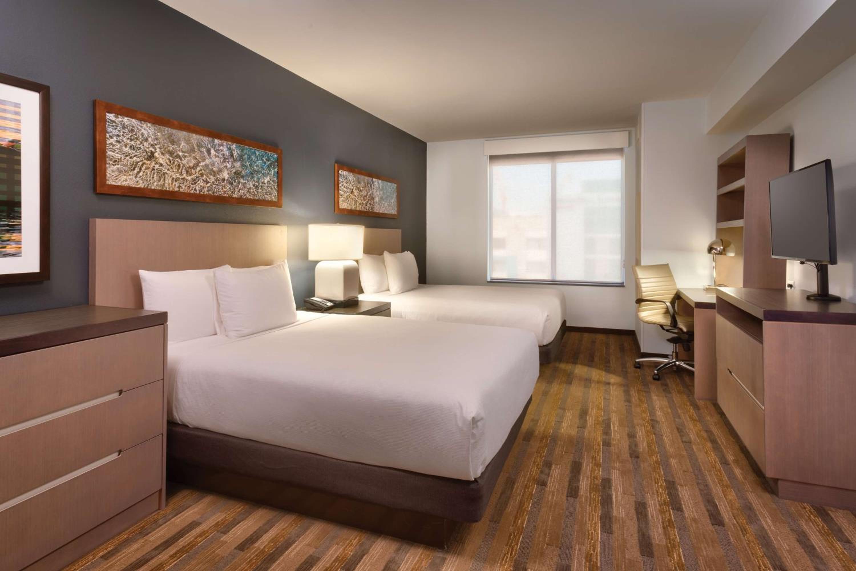 One-Bedroom Specialty Suite with Two Queen Beds, Kitchen and Sofa Bed photo 2