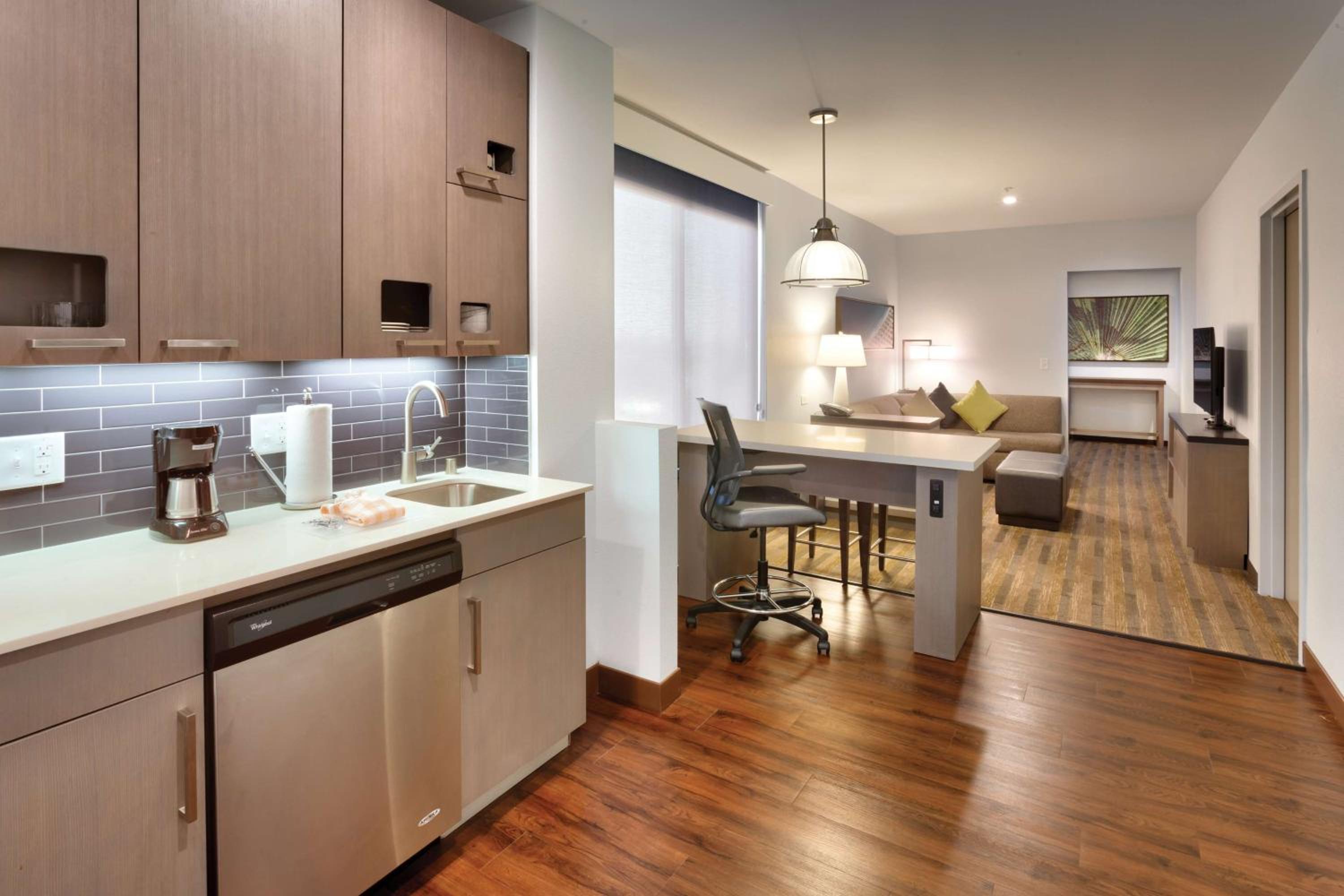 Specialty One-Bedroom Corner Suite with Two Queen Beds, Sofa Bed and Kitchen, photo 6