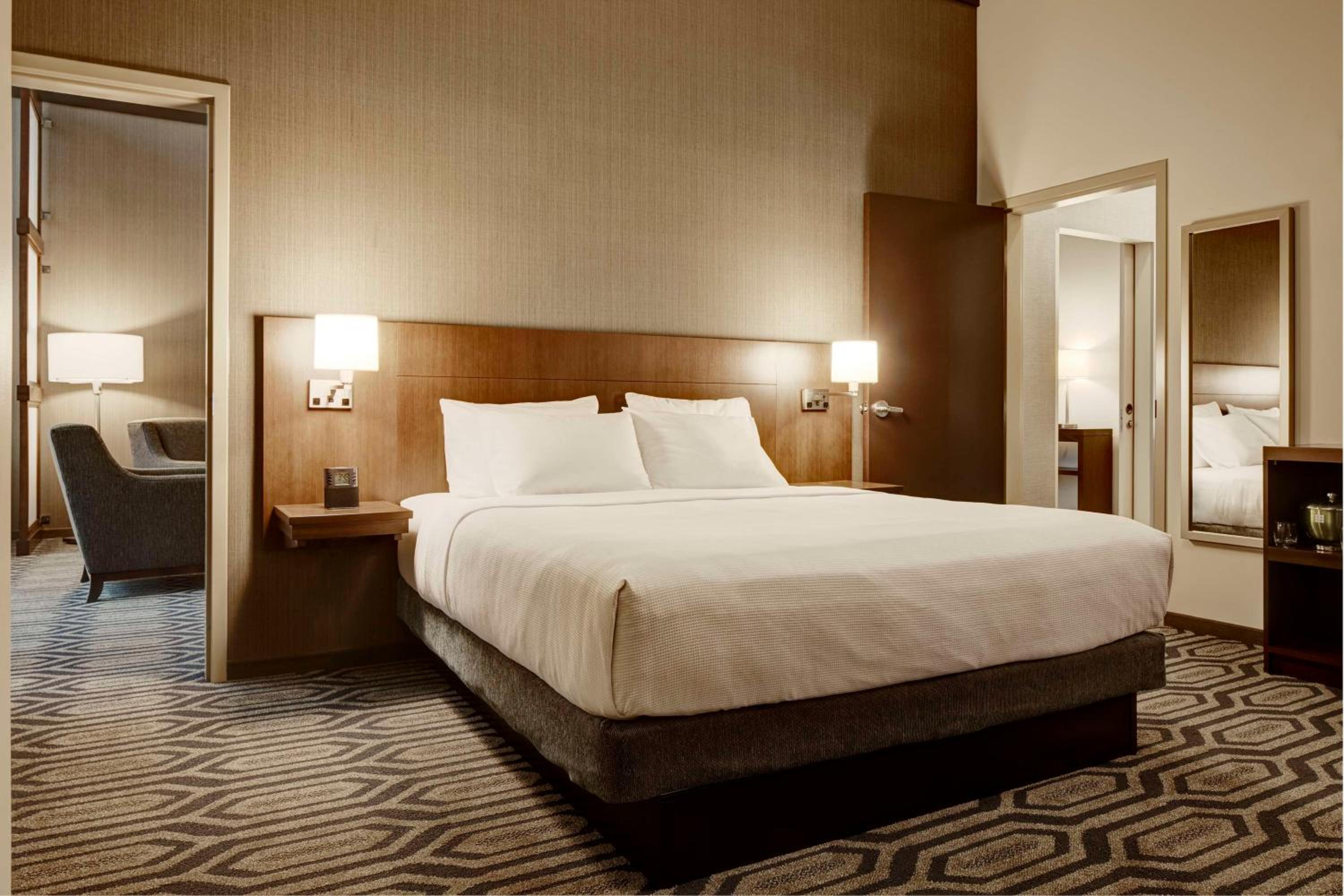 One-Bedroom King Suite with Roll-In Shower - Disability Access