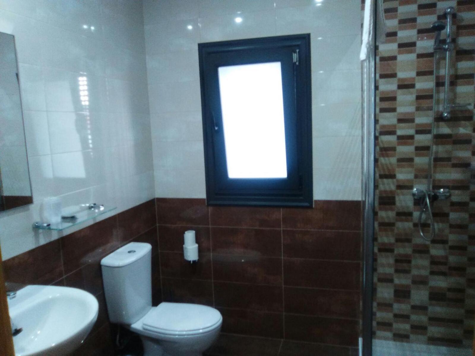 Twin Room With Private Bathroom - Photo 10