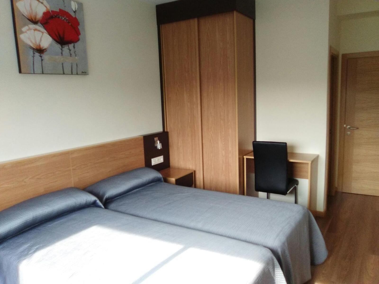 Twin Room With Private Bathroom - Photo 1