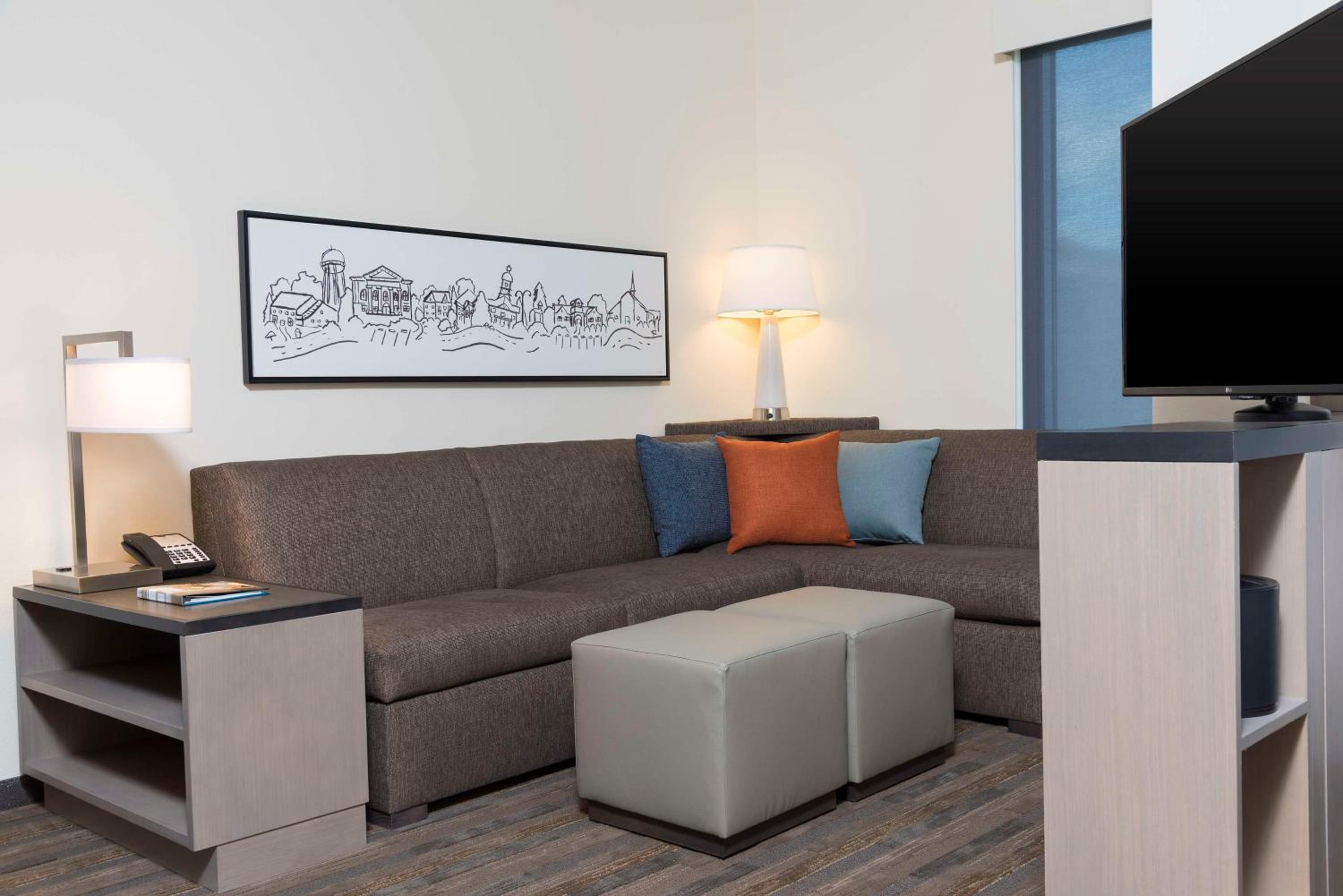 King Studio Suite with Sofa Bed, Kitchen and Tub - Disability Access thumbnail 5