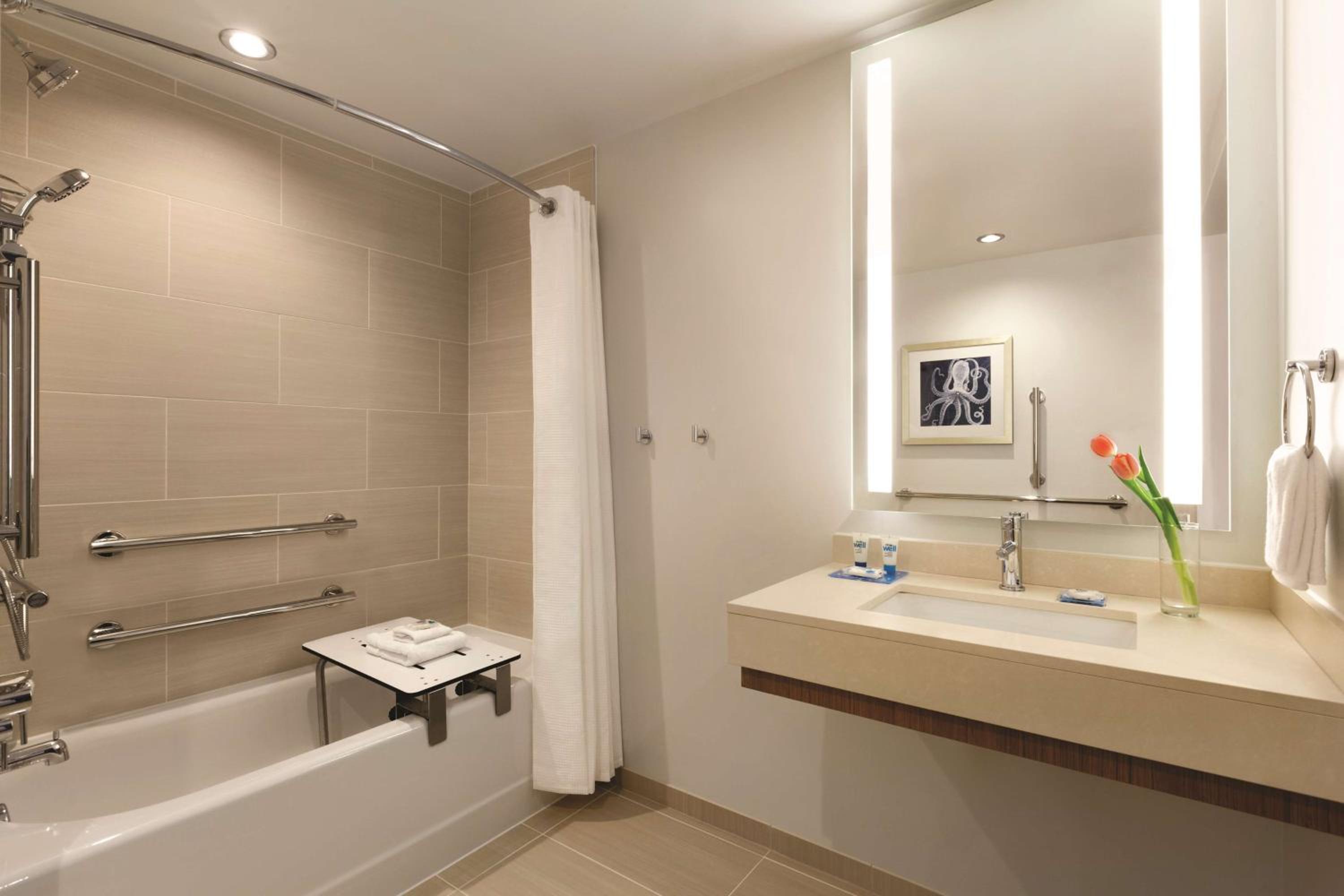 Oceanfront King Studio Suite with Sofa Bed - Disability Access - Photo 6