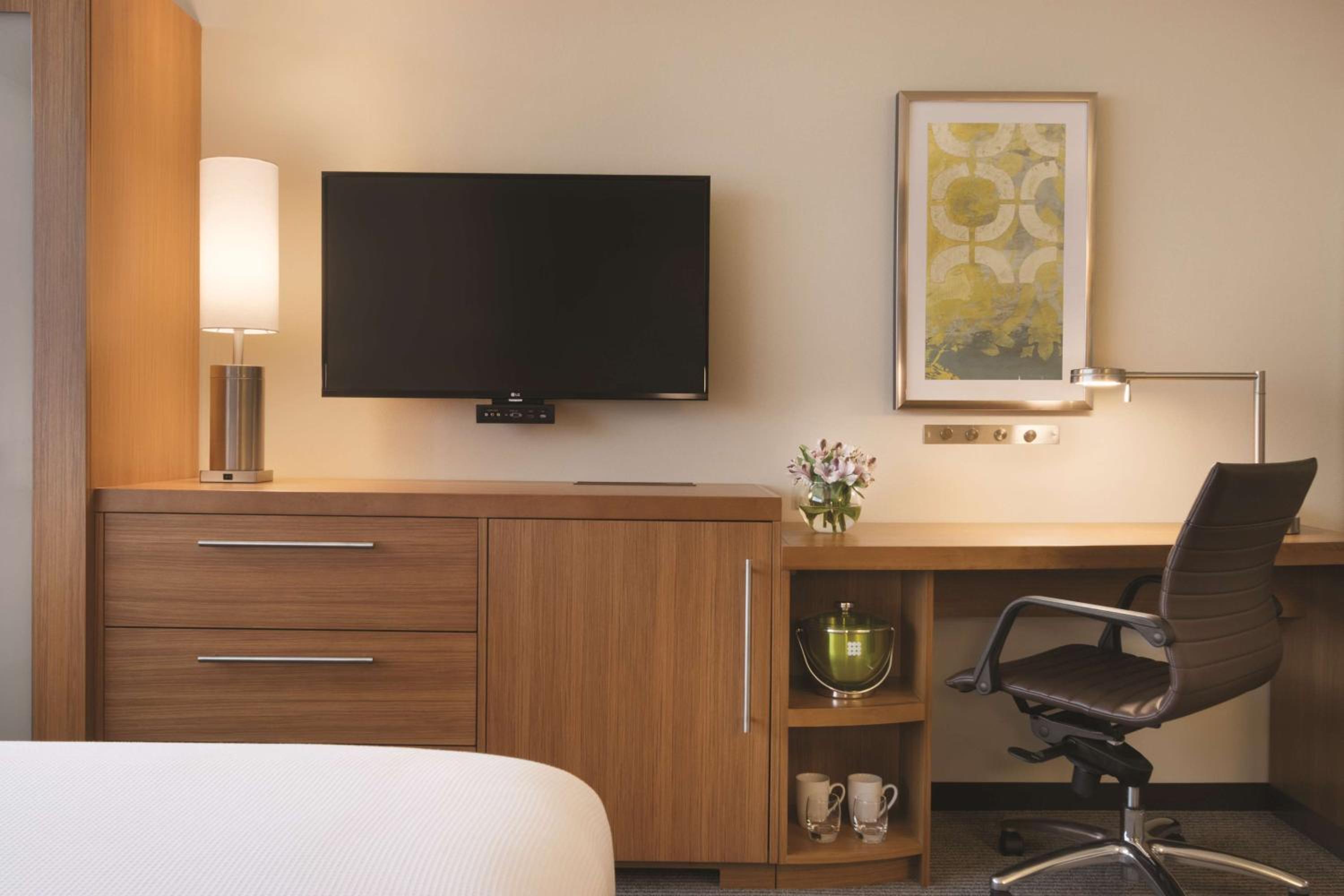 Queen Room with Two Queen Beds and Roll-In Shower - Disability Access - Photo 5