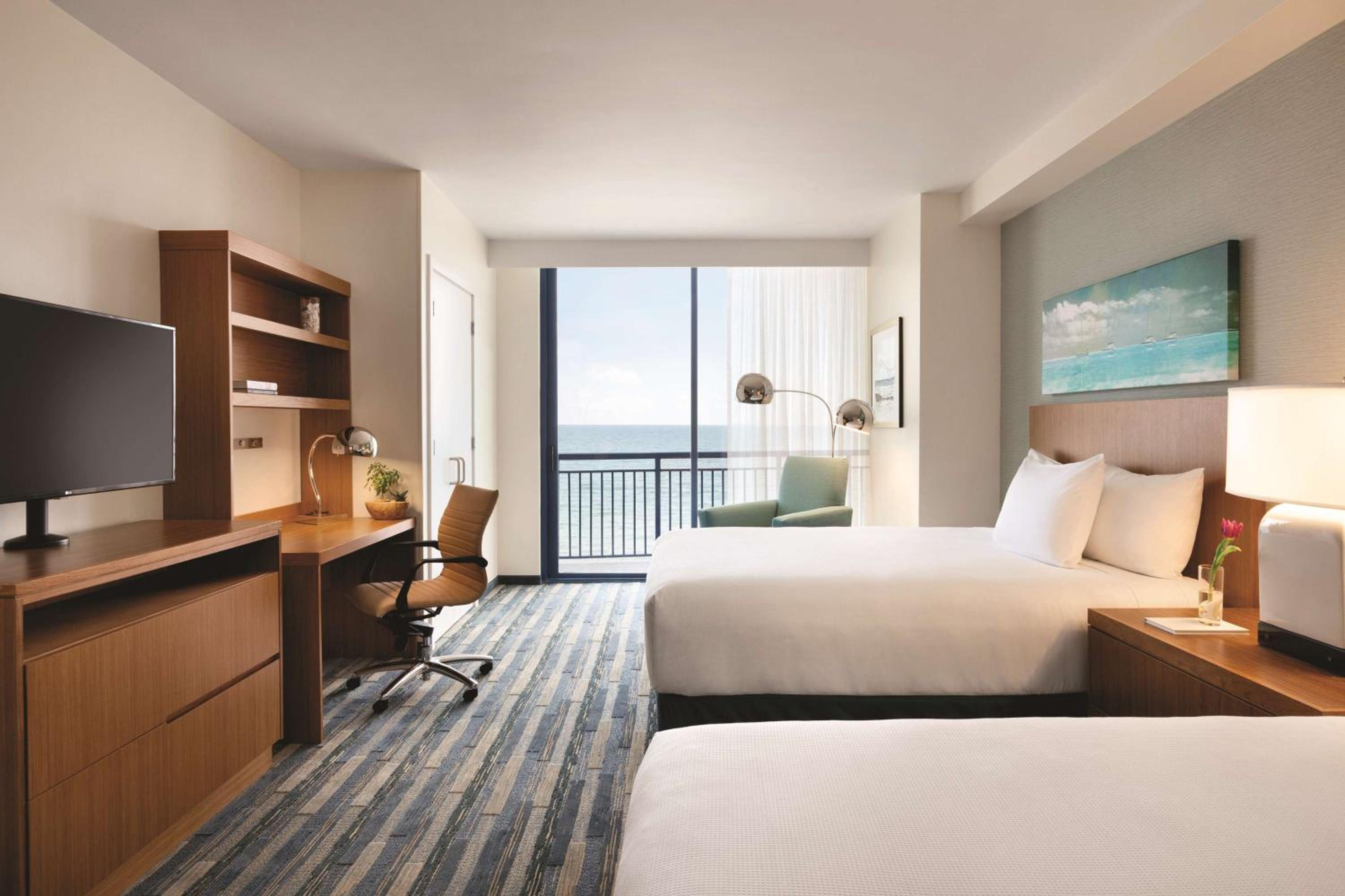 One-Bedroom Oceanfront Suite with Two Queen Beds - High Floor - Photo 7