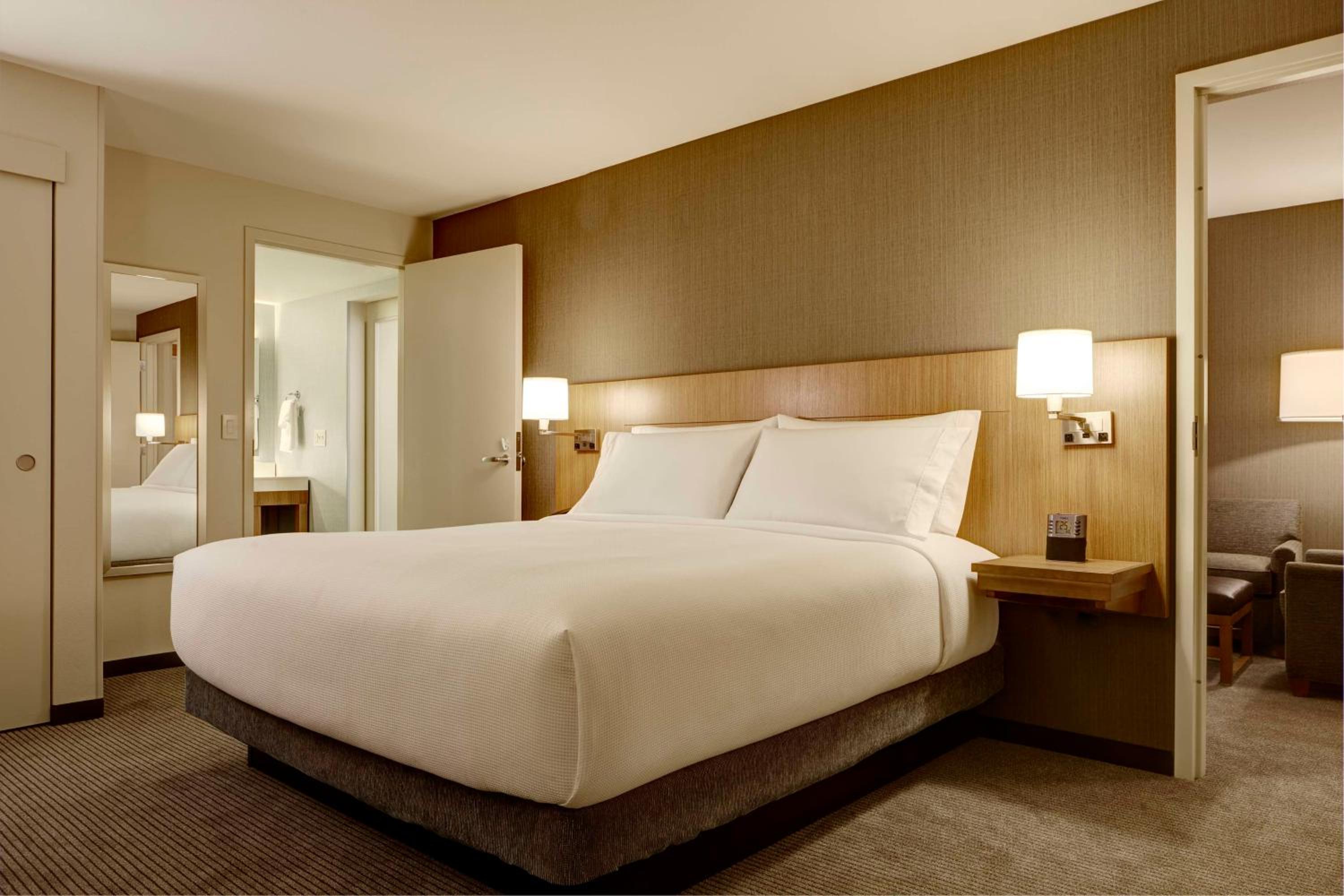 King Suite with Roll-In Shower - Disability Access photo 1