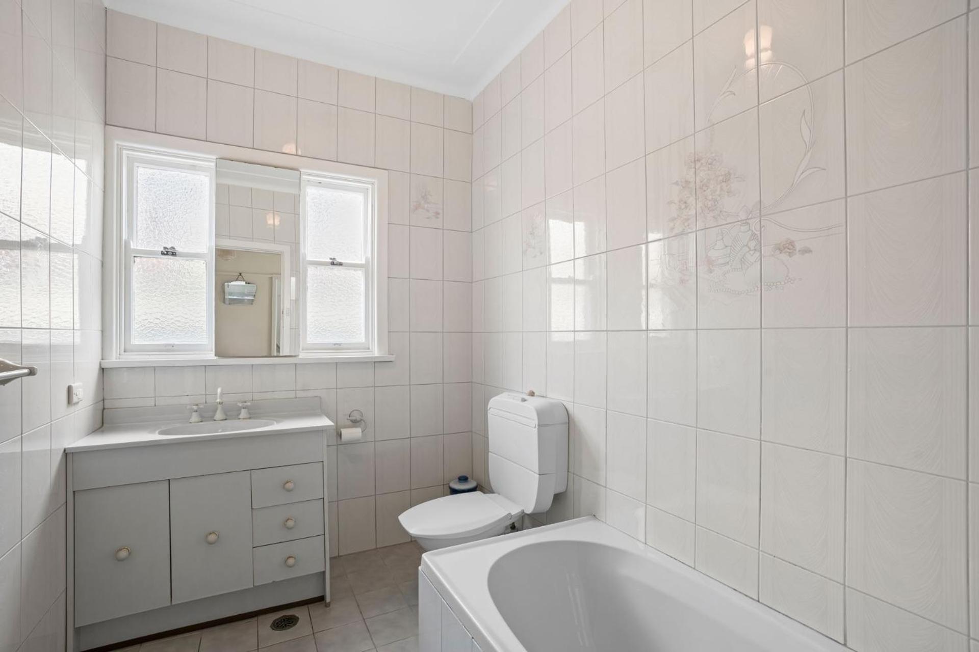 Three-Bedroom House photo 3