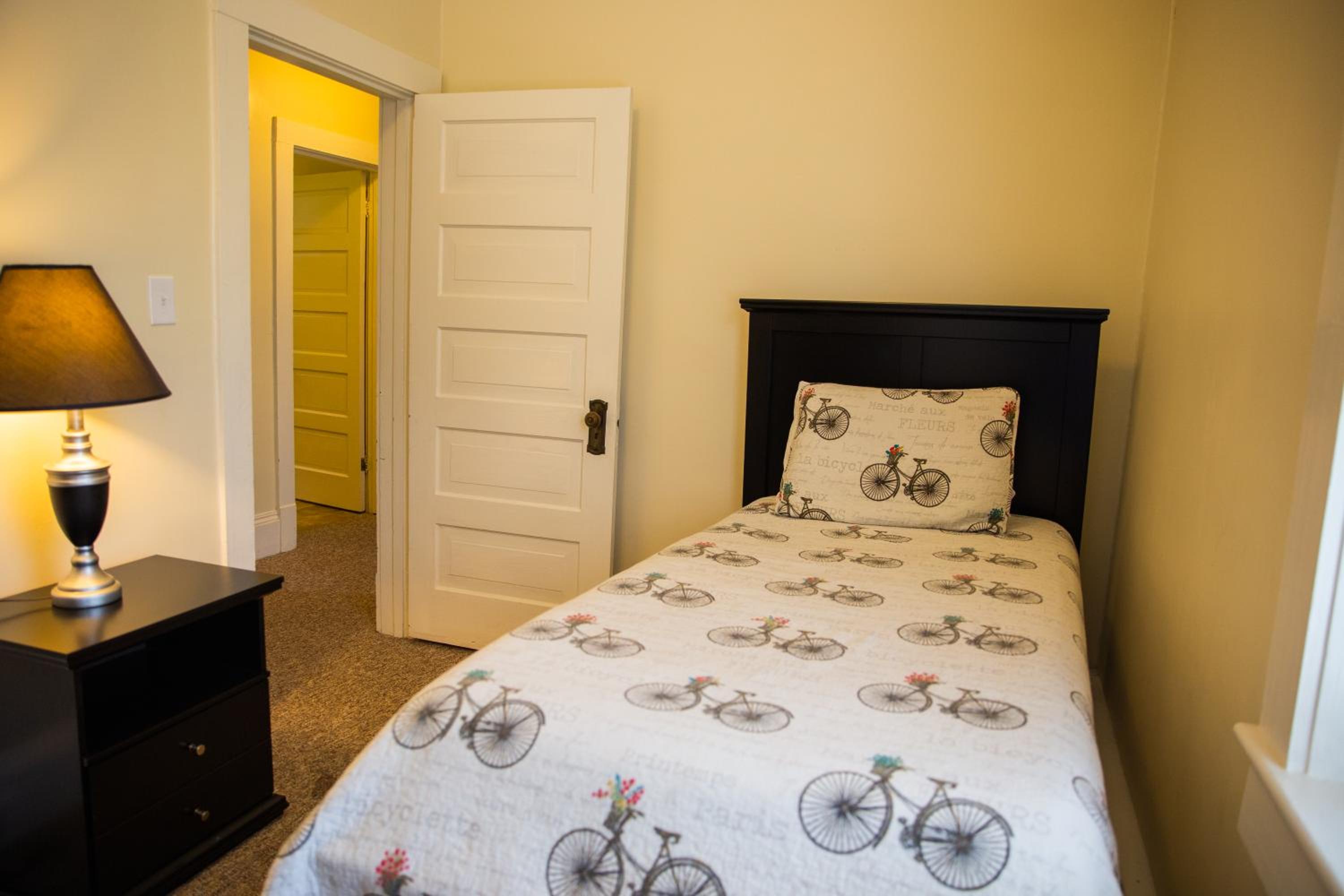 Three-Bedroom Apartment - Photo 9