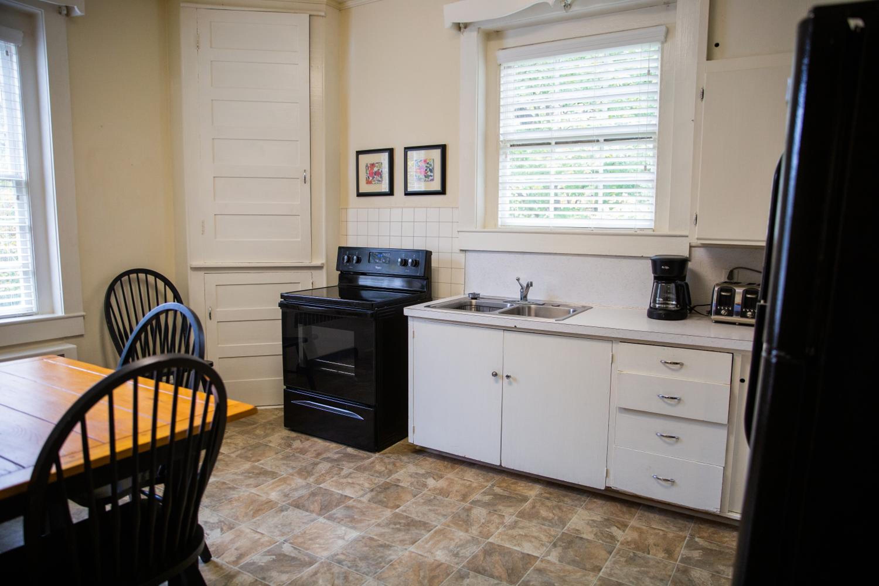 Three-Bedroom Apartment - Photo 10
