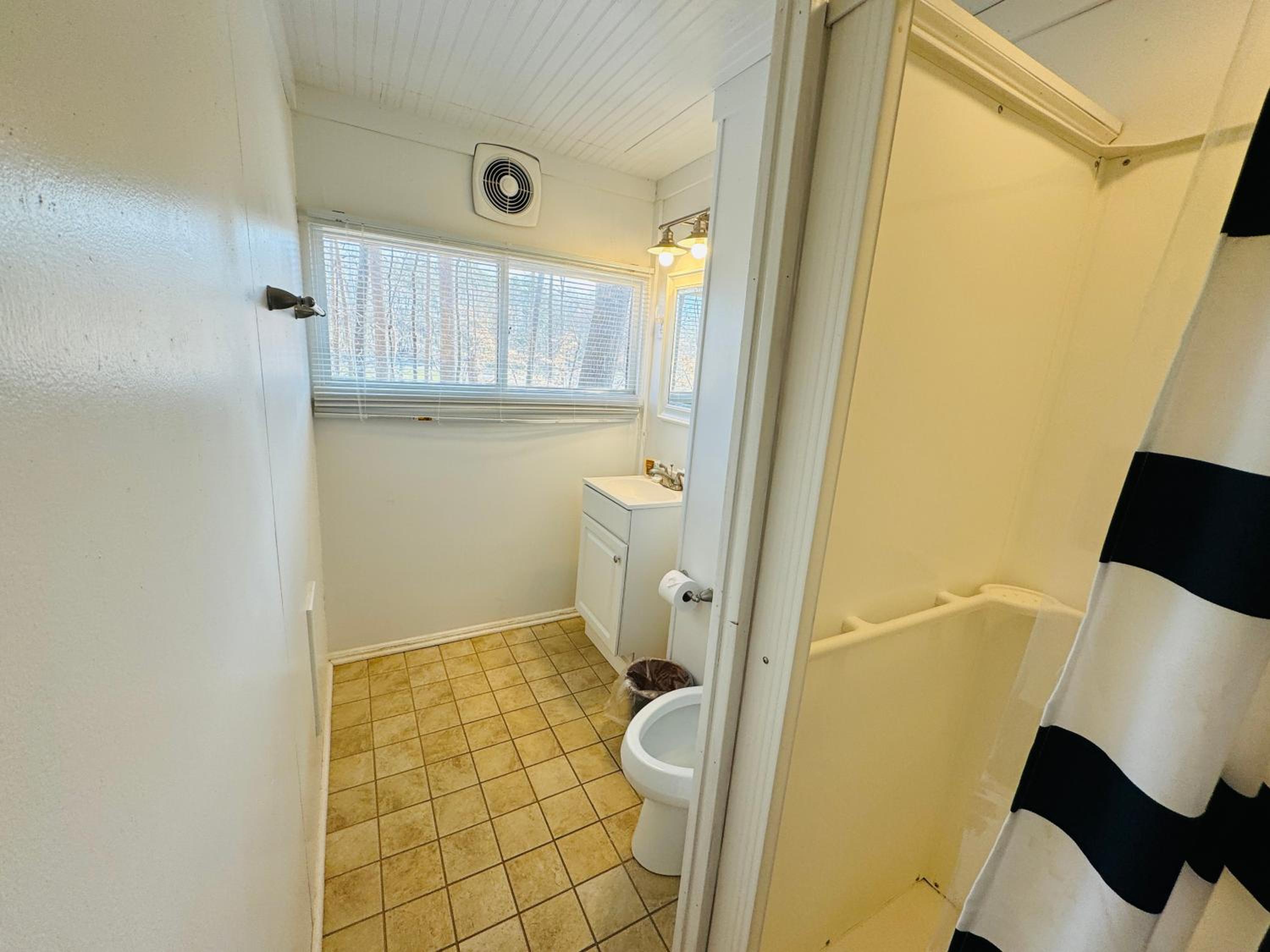 Suite with Lake View - Photo 9