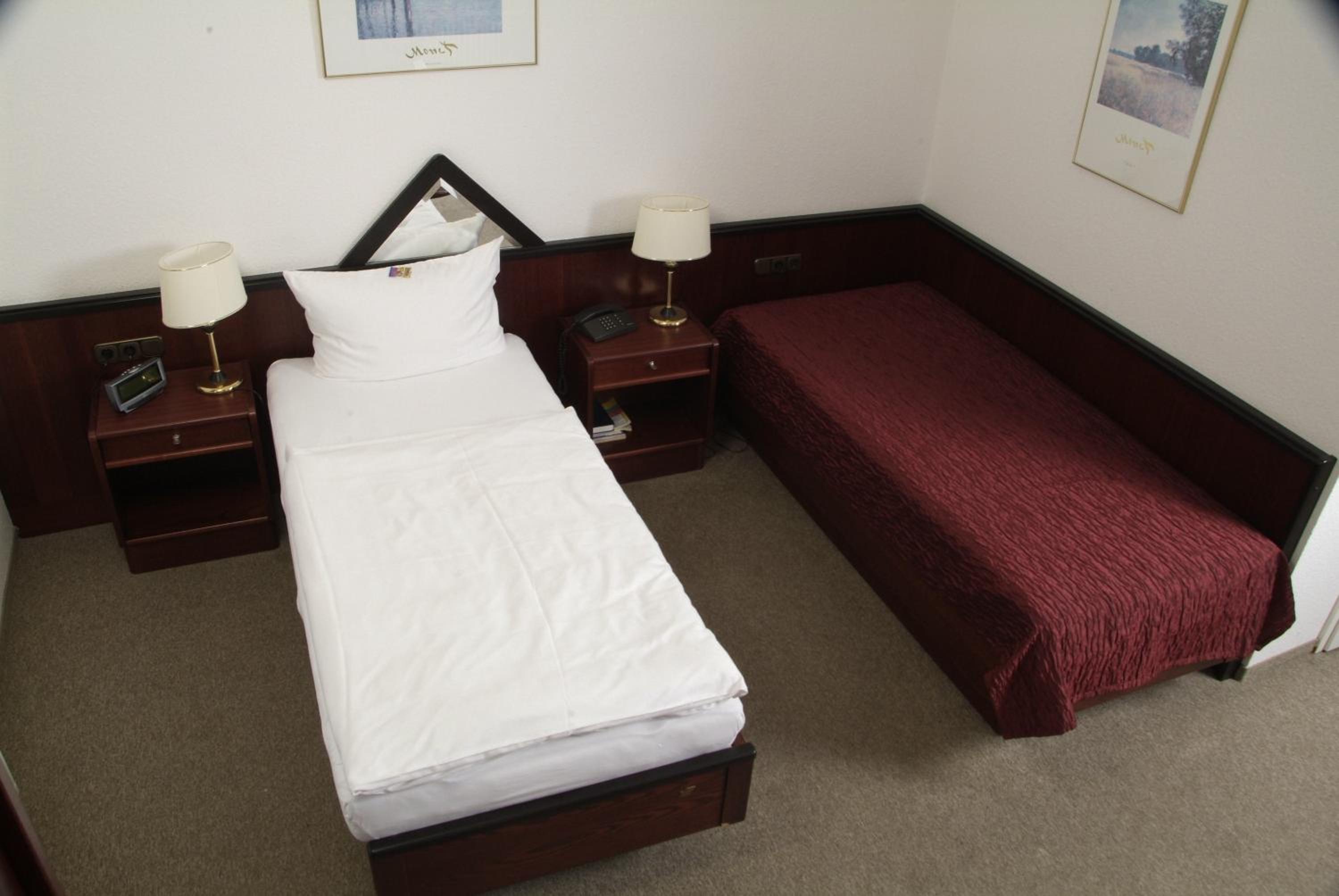 Twin Room with Bathroom photo 2
