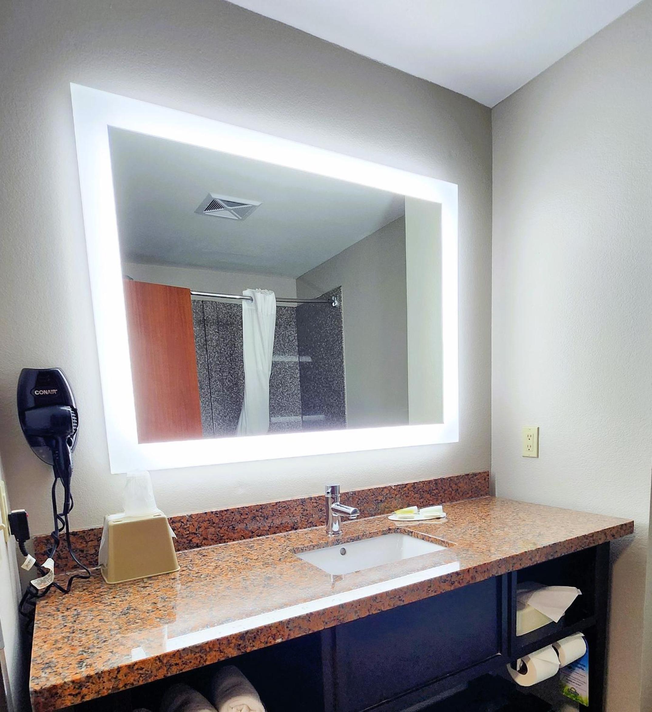 King Room - Non-Smoking - Photo 2