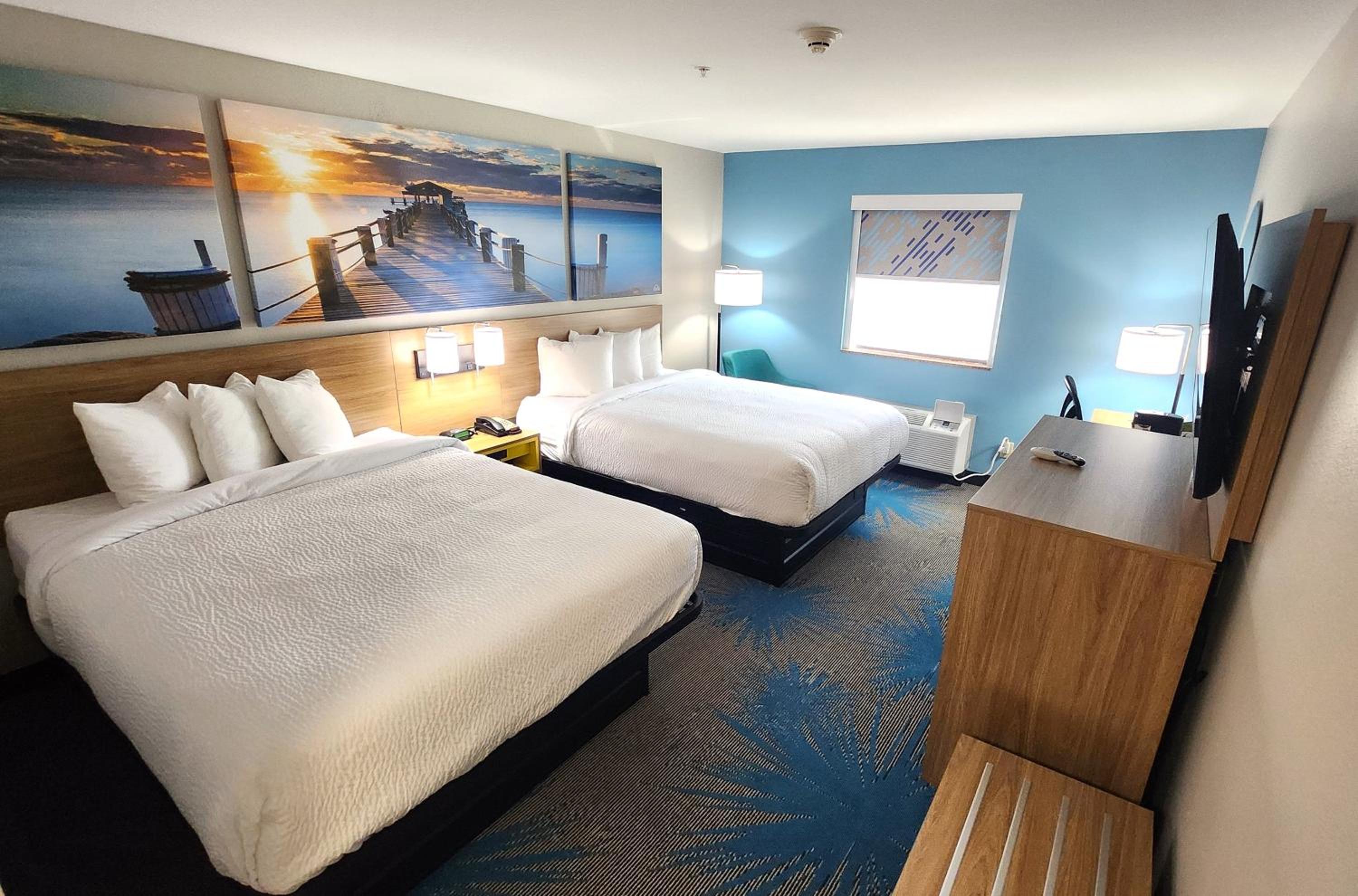 Queen Room with Two Queen Beds - Non-Smoking - Photo 1
