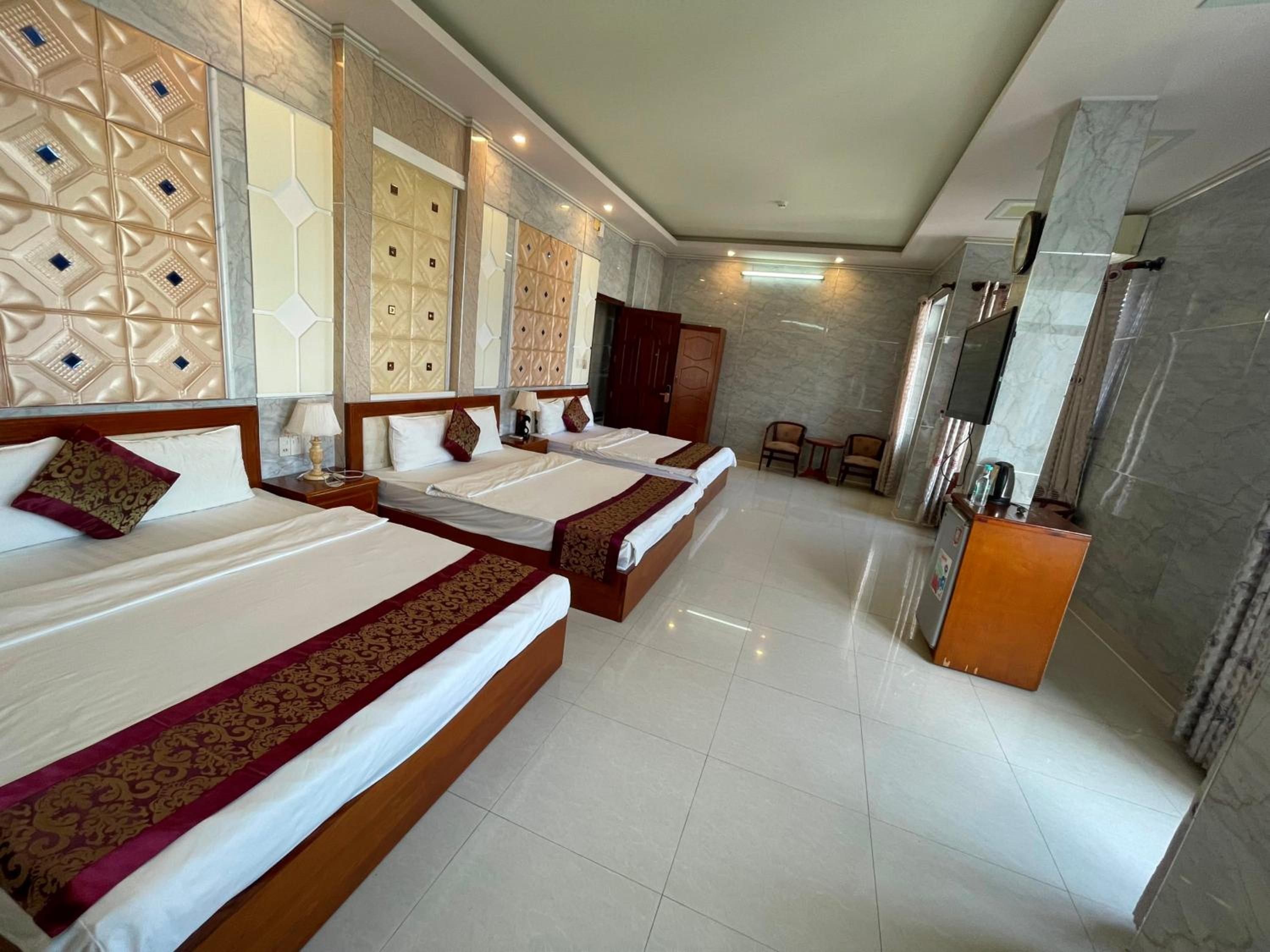 Family Room with Balcony photo 3