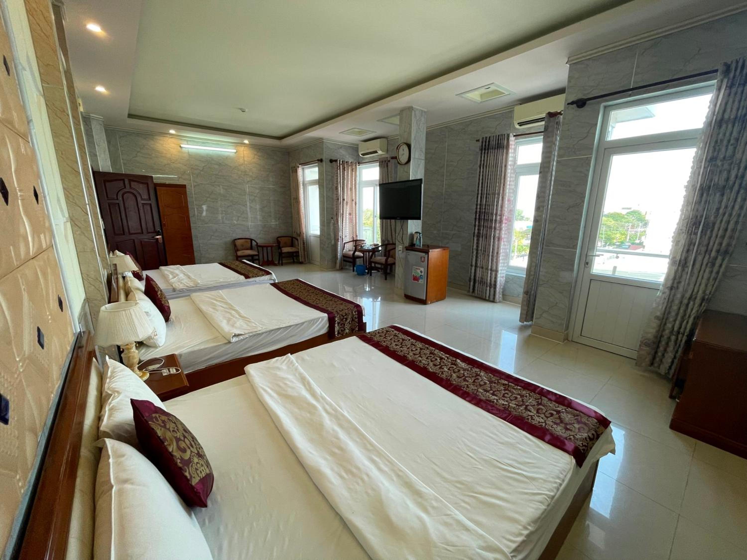 Family Room with Balcony photo 2