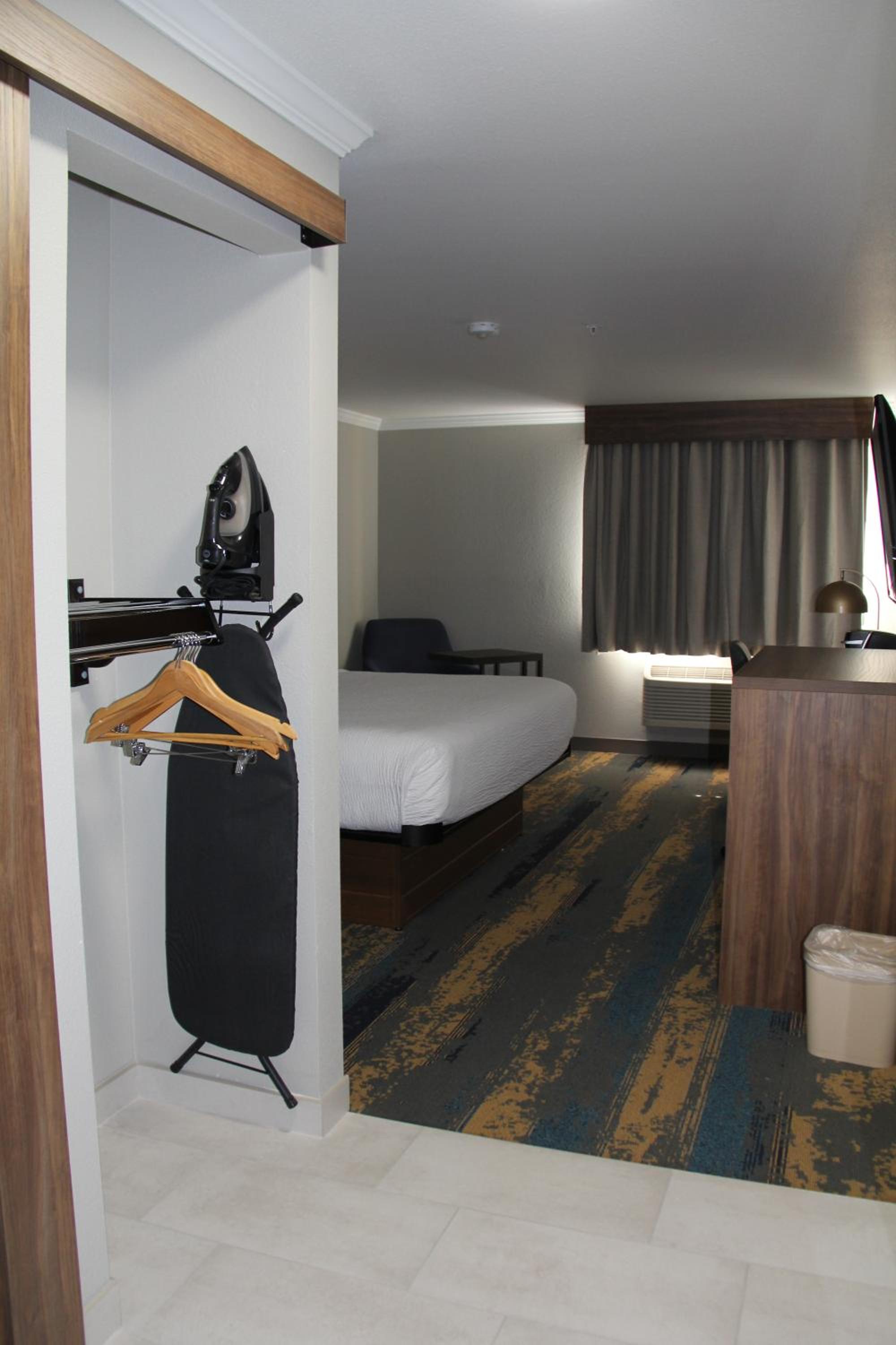 La Quinta Inn & Suites by Wyndham Yakima Downtown, Photo 7