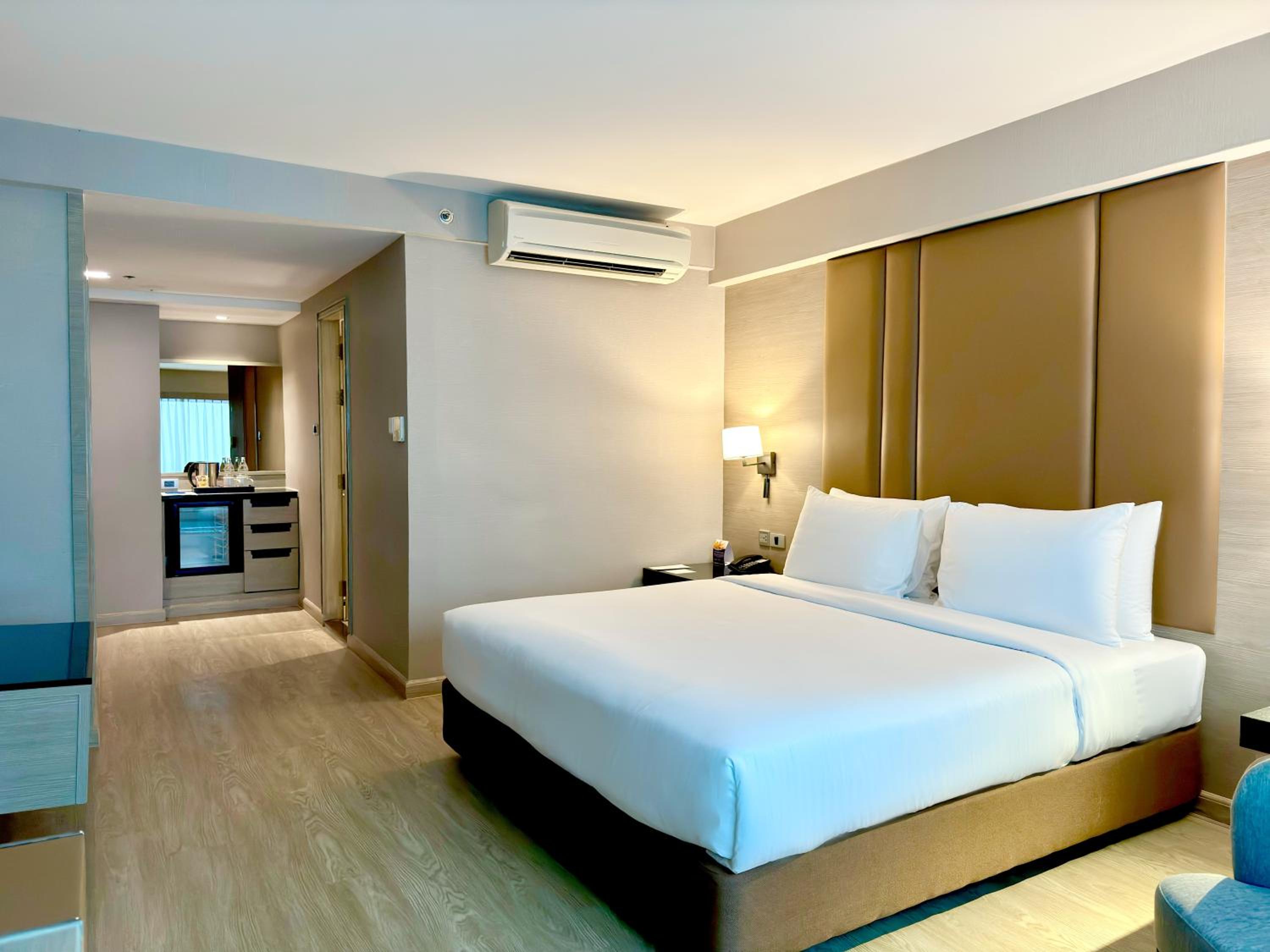 Grand King Deluxe Room, Non-Smoking photo 2