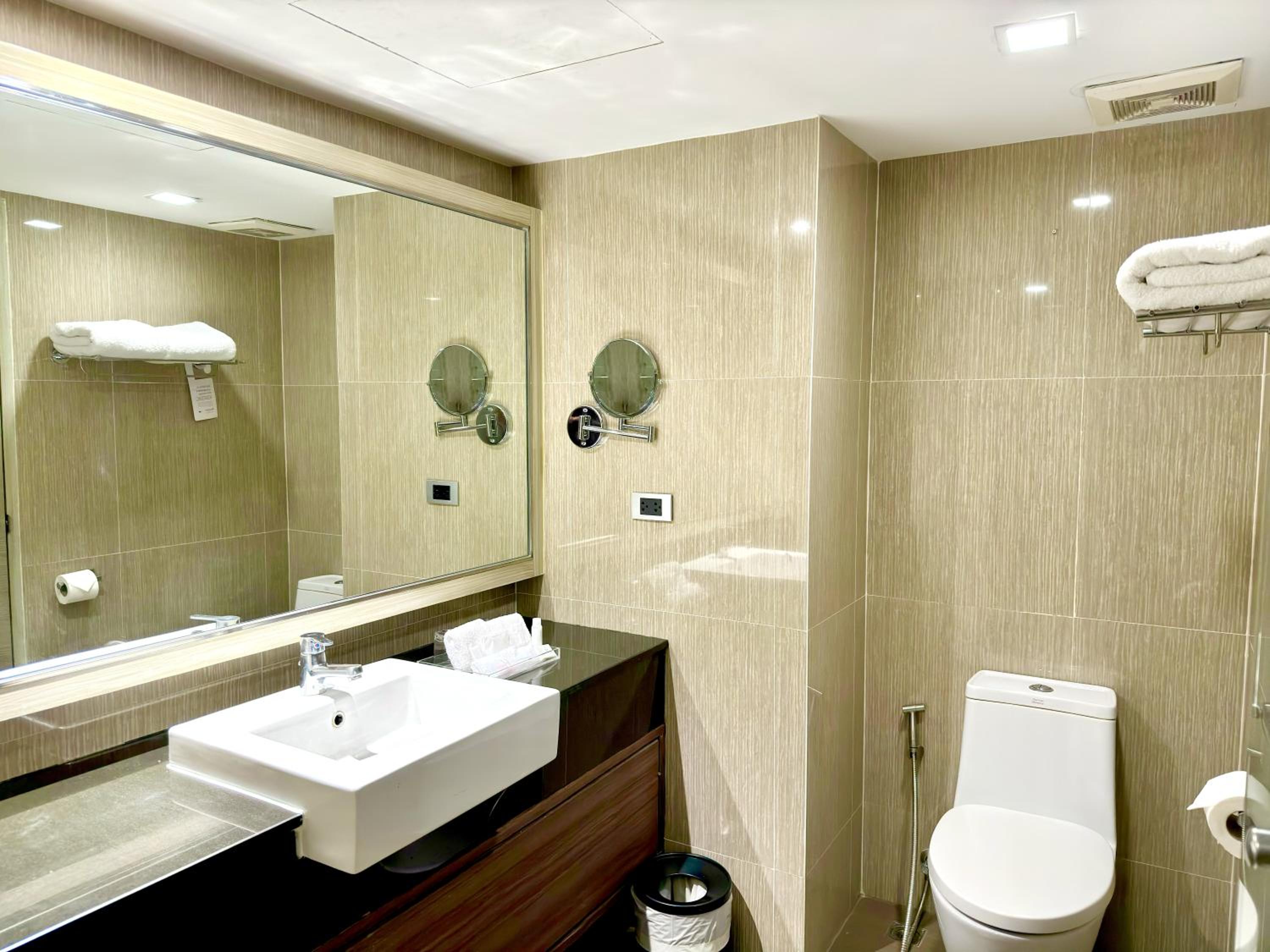 Grand King Deluxe Room, Non-Smoking photo 2