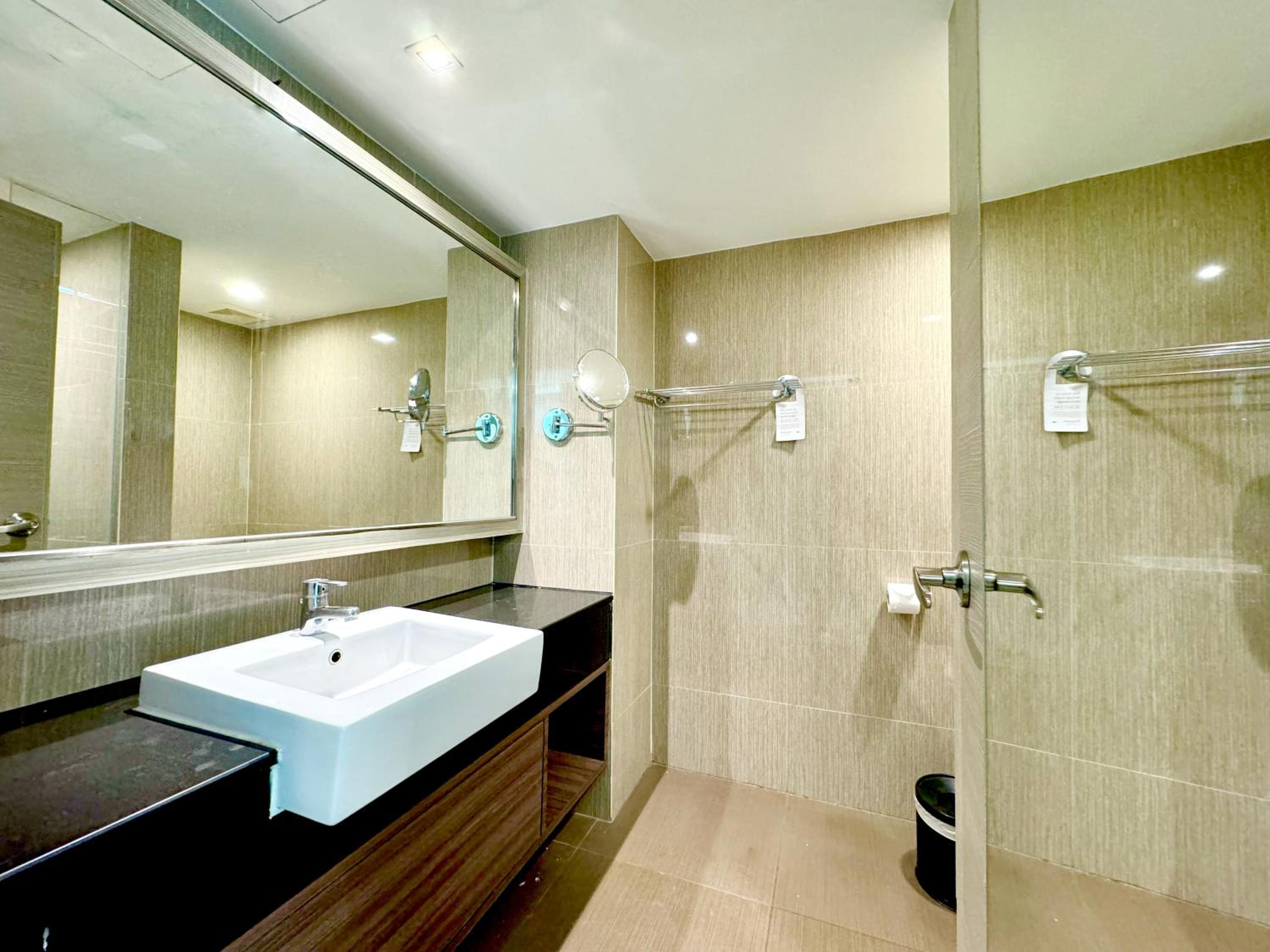 Queen Premier Room, Non-Smoking photo 2