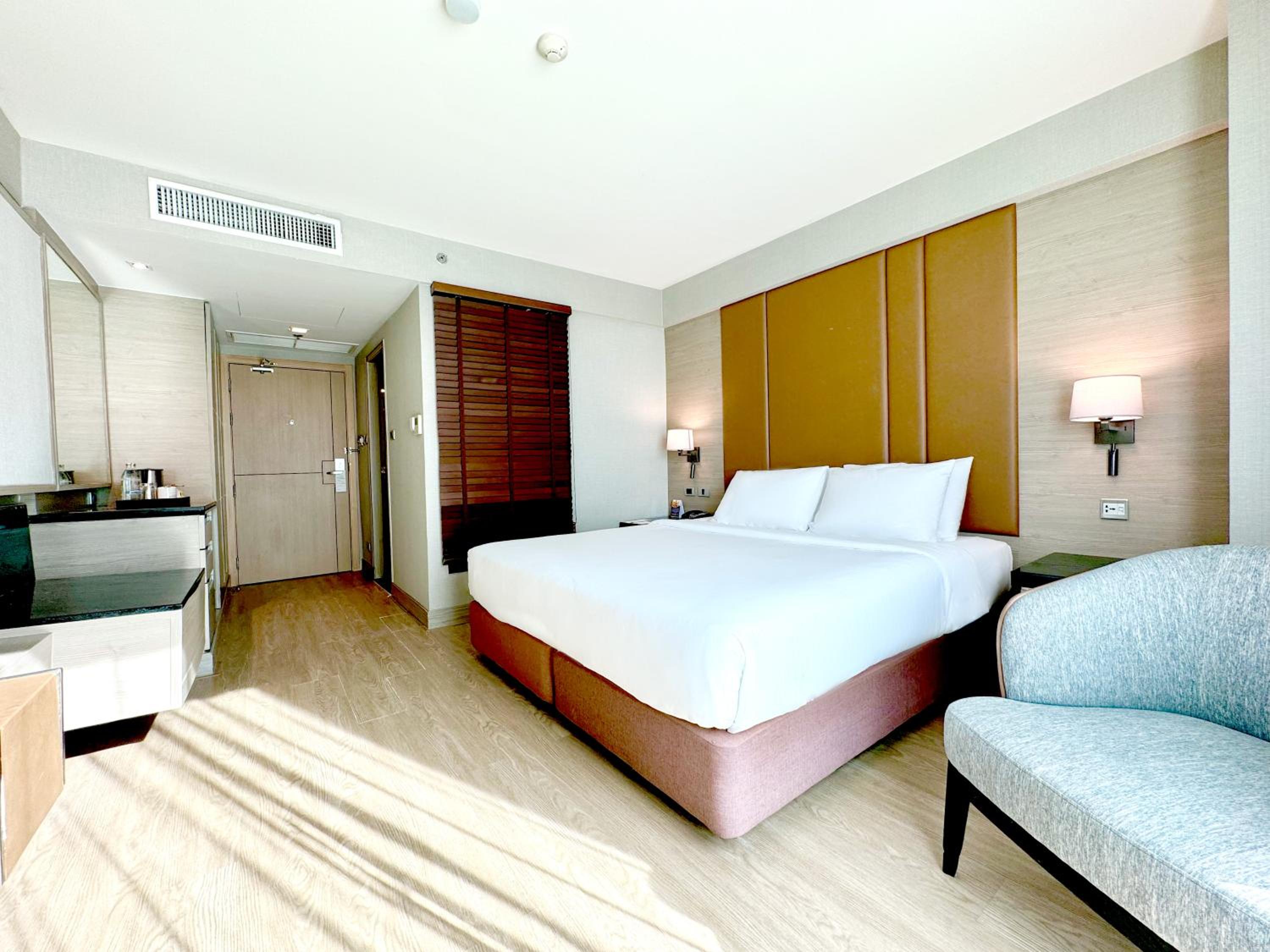 Premier Club King Room - Non-Smoking photo 3