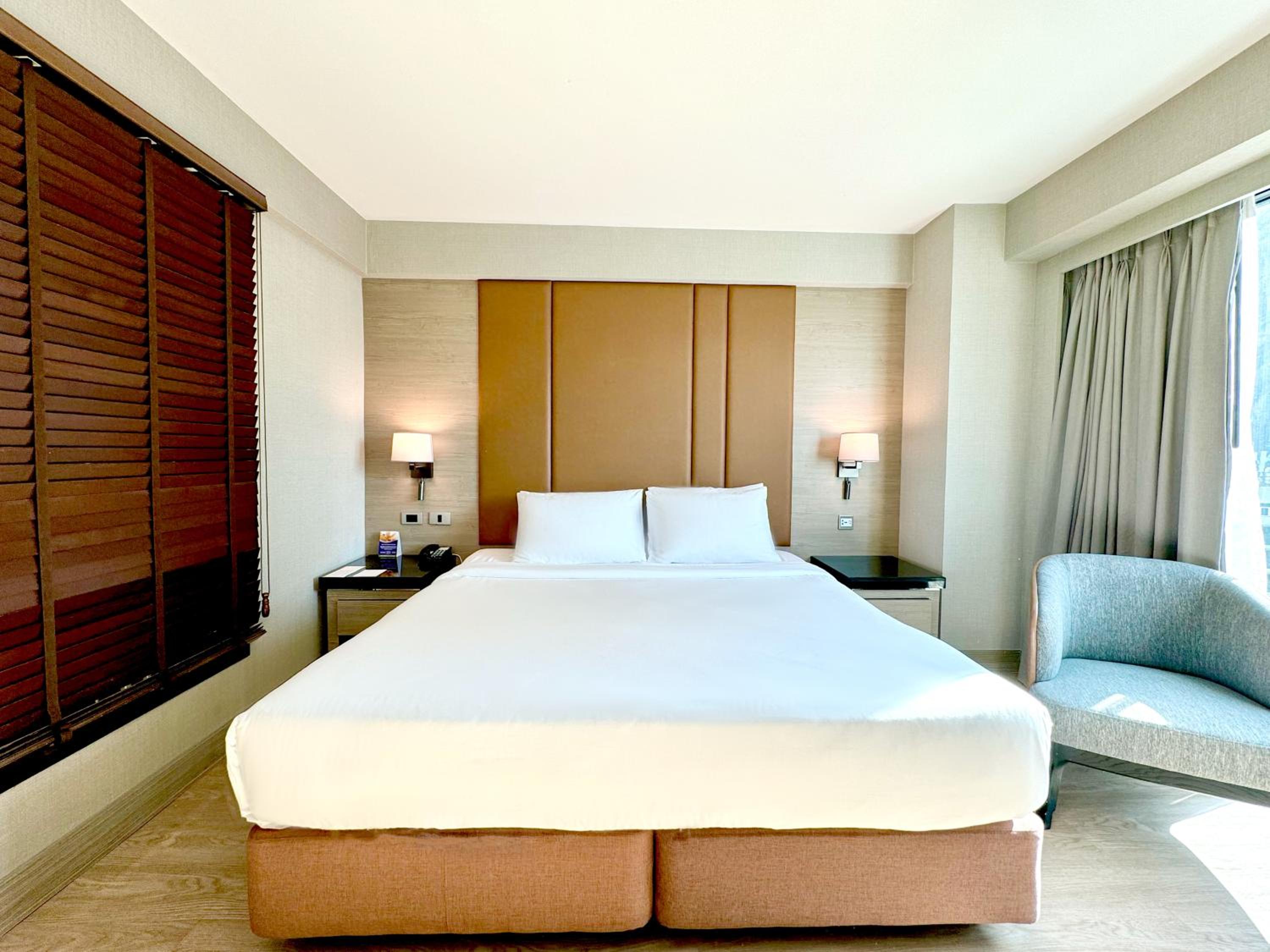 Premier Room with One King Bed - Non-Smoking photo 3