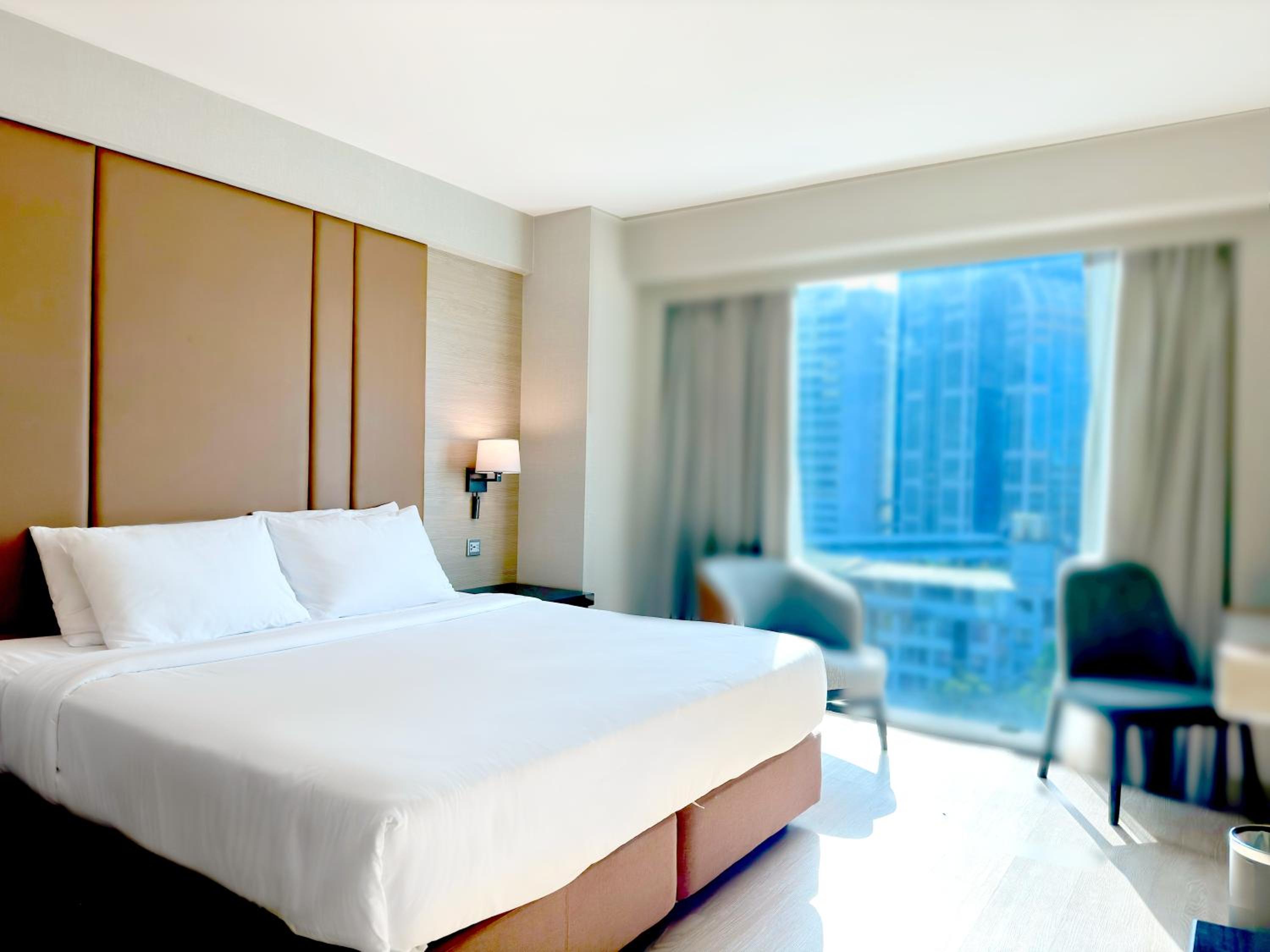 Premier Room with One King Bed - Non-Smoking photo 2