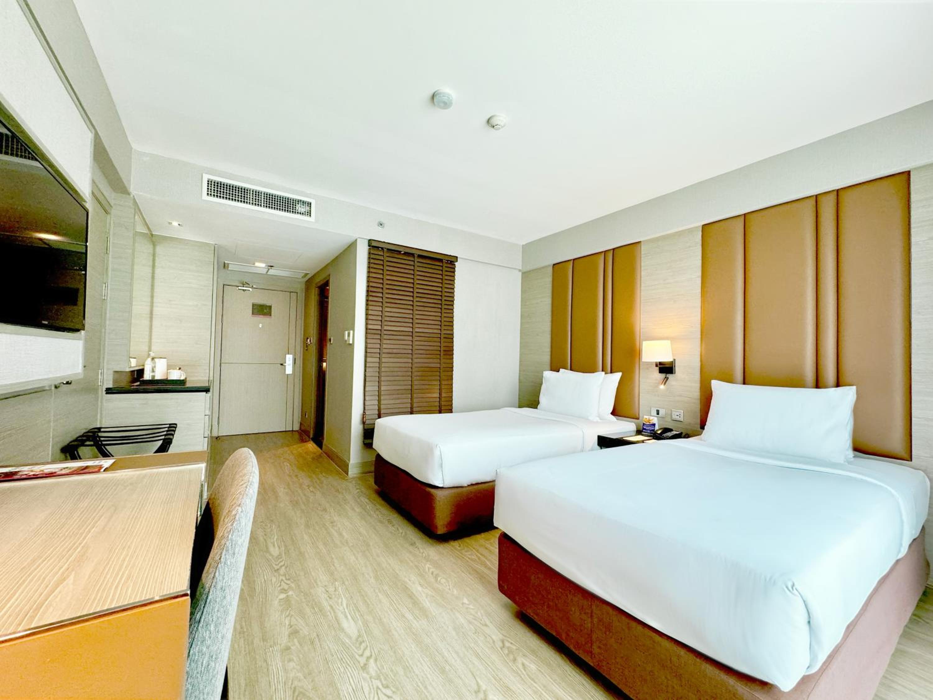 Premier Room with Two Twin Beds - Non-Smoking photo 3