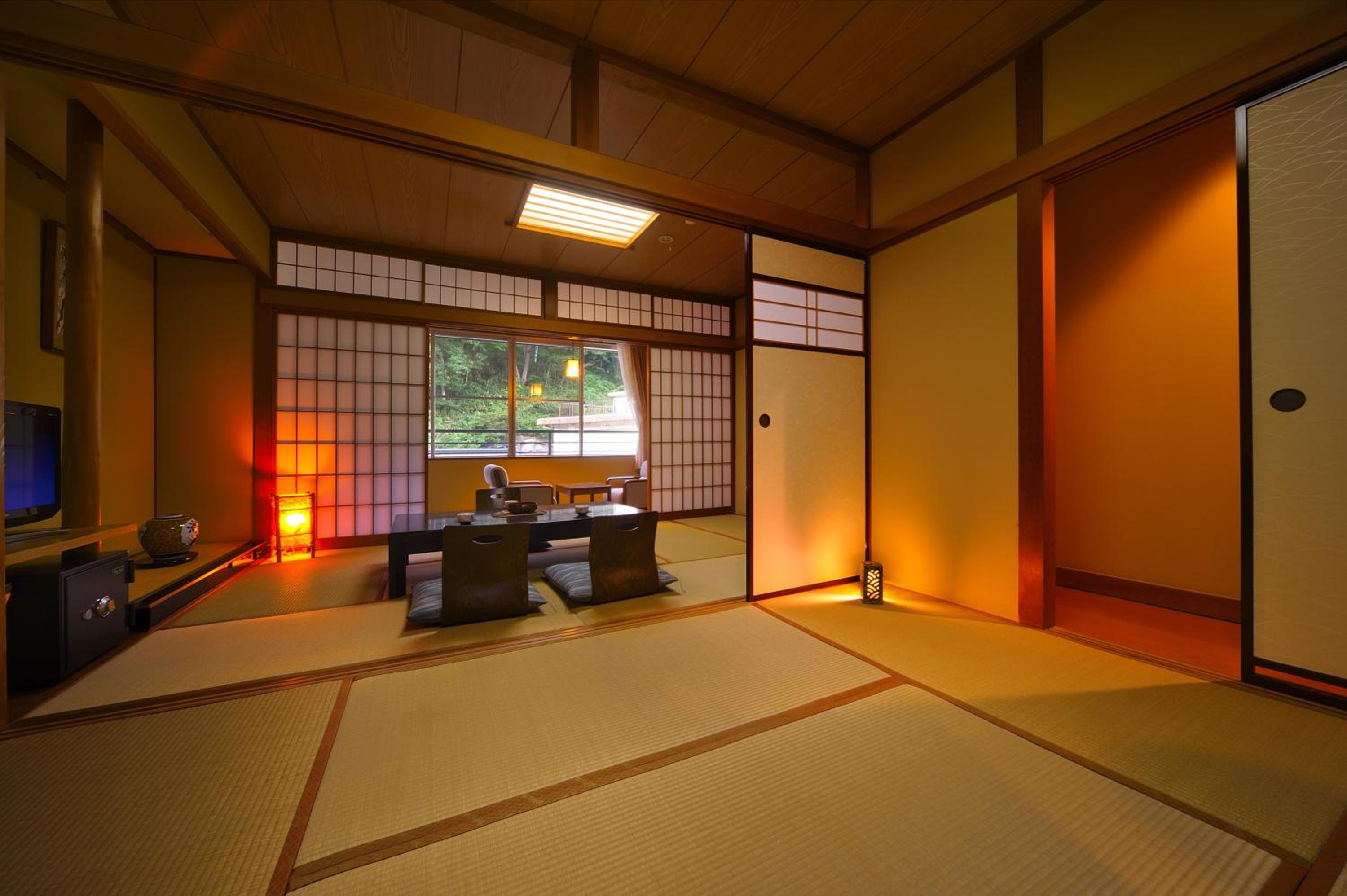 Japanese-Style Family Room with Shared Bathroom photo 3