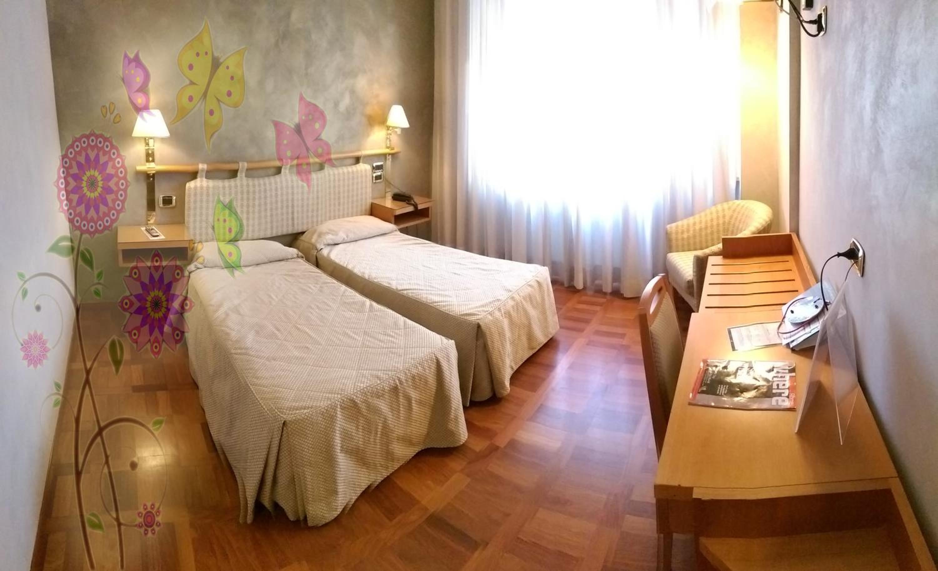 Twin Room - Photo 3