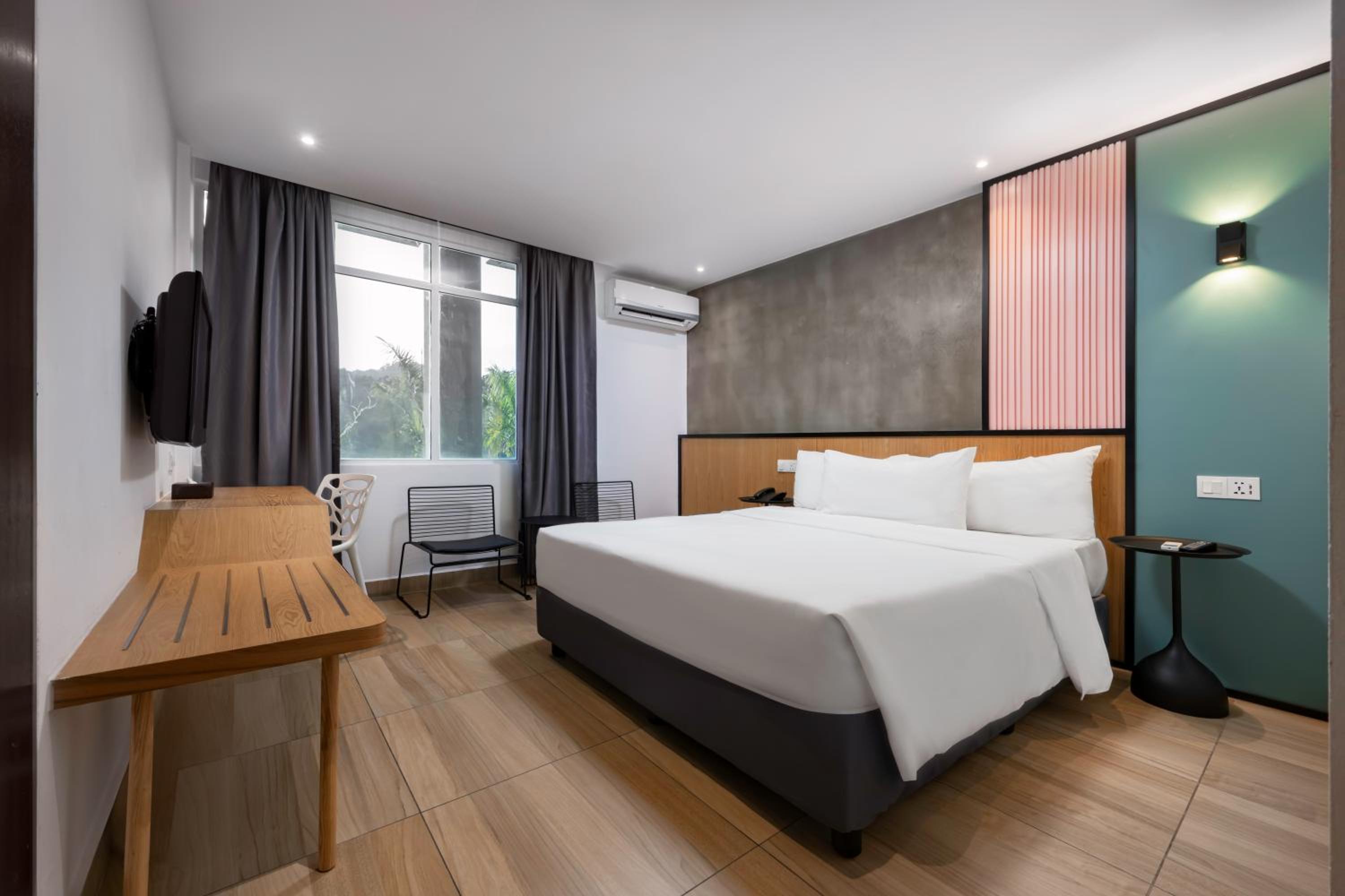 Deluxe King Room - Photo 8