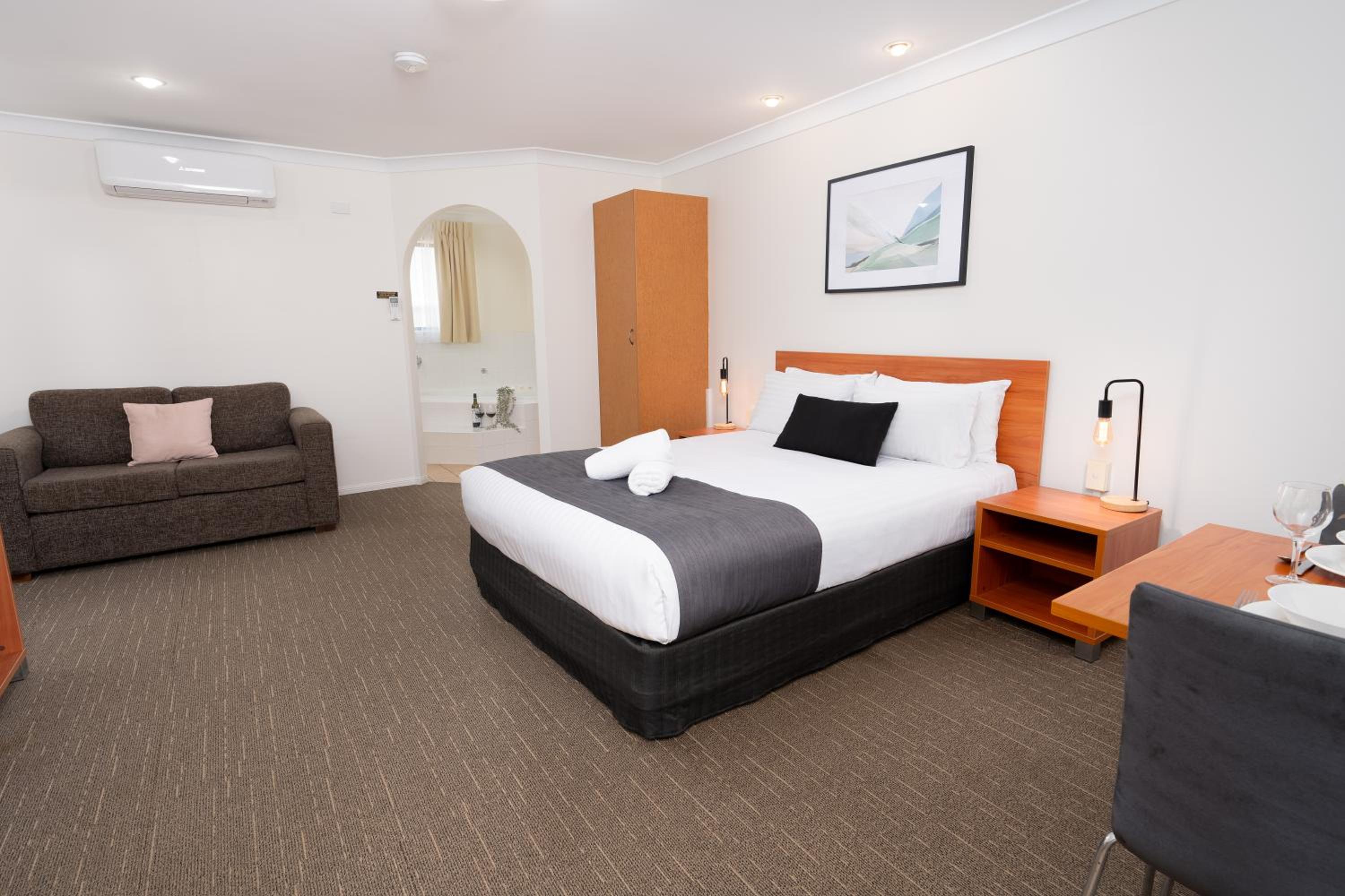 Executive Queen Room with Spa Bath
