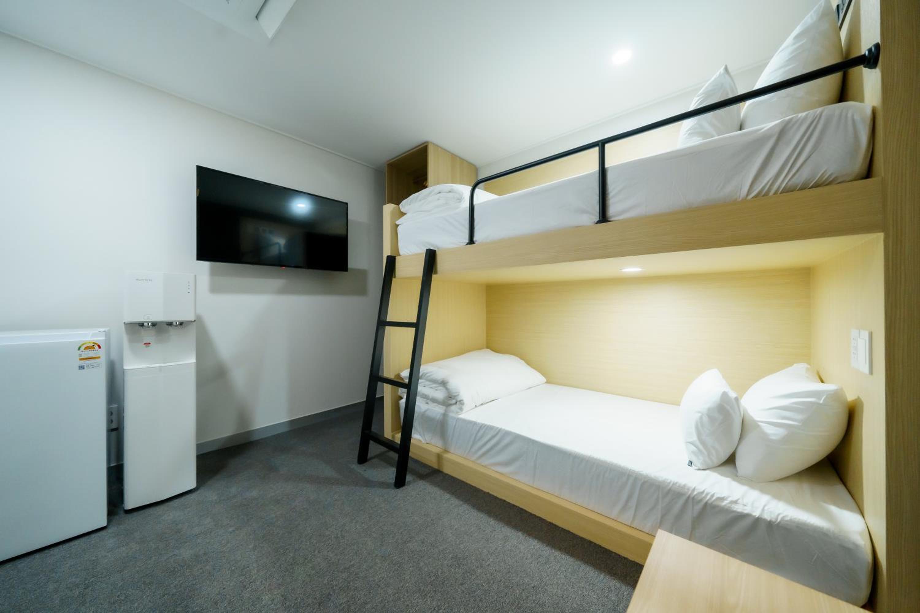 Twin Room - Photo 3