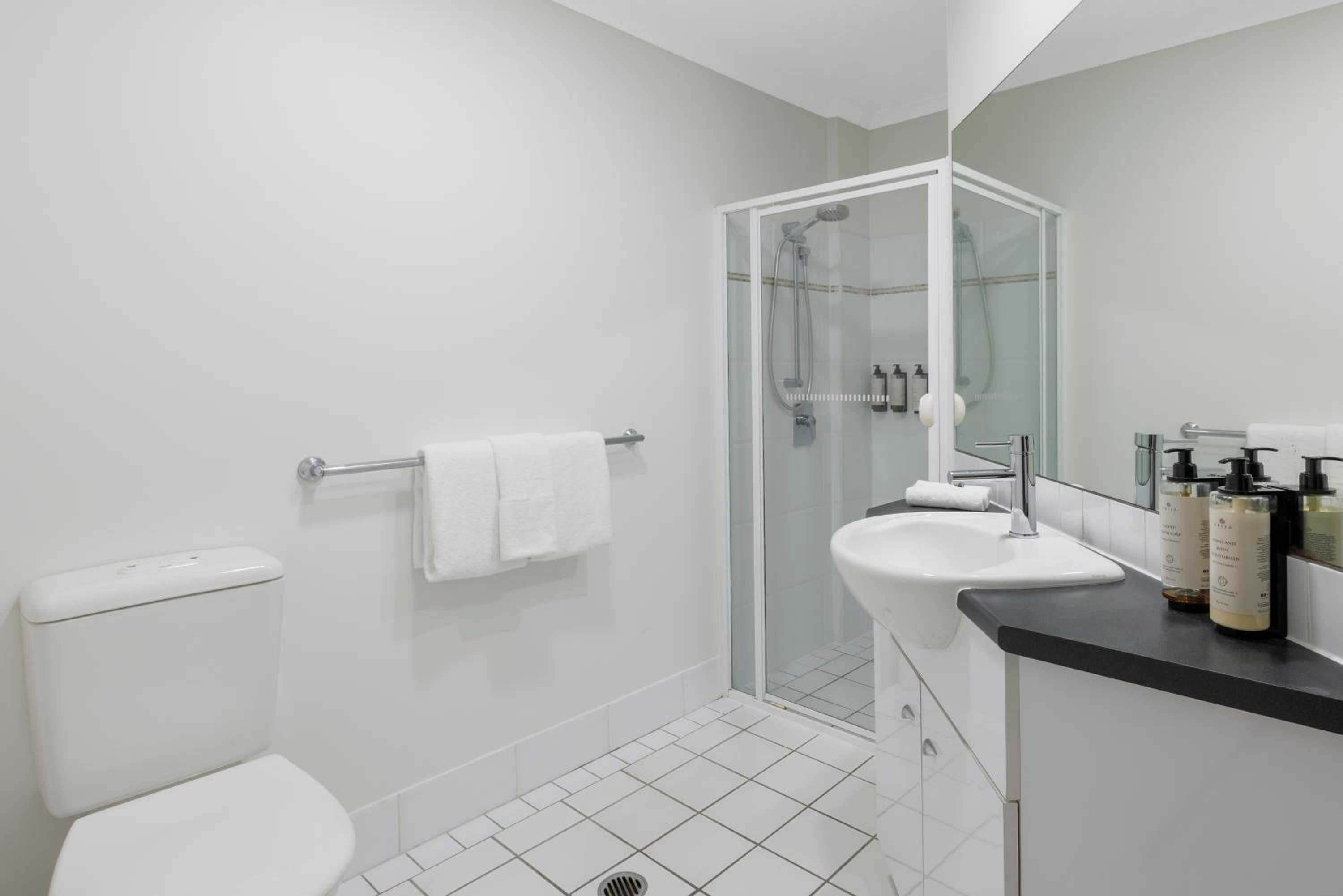 Two Bedroom Deluxe Apartment - Photo 5