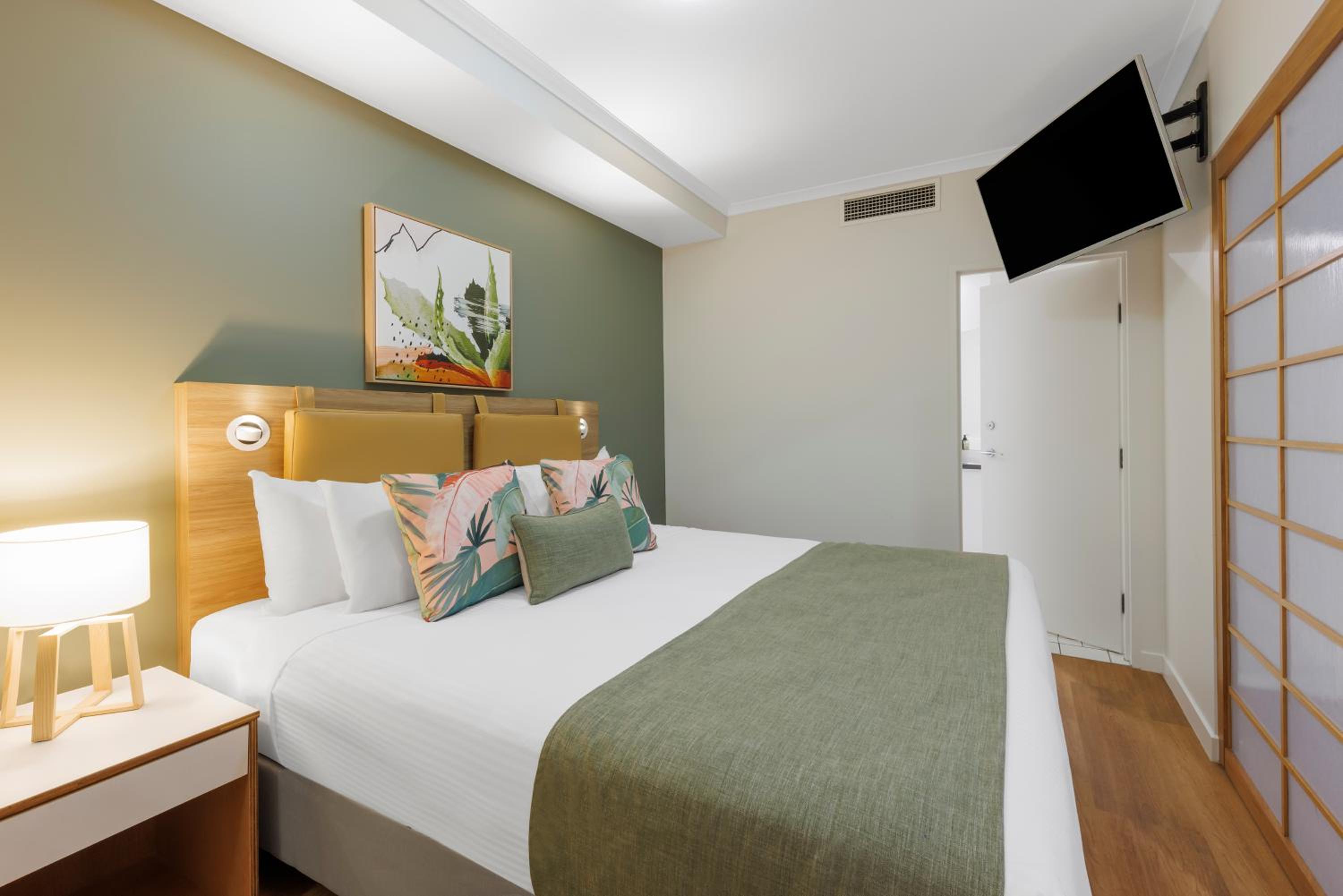 Two Bedroom Deluxe Apartment - Photo 3