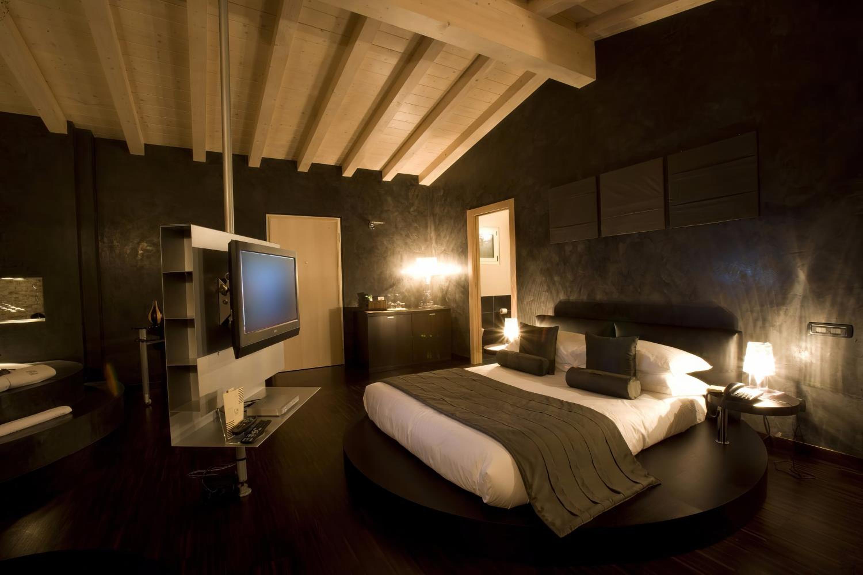 Executive Suite - Photo 4