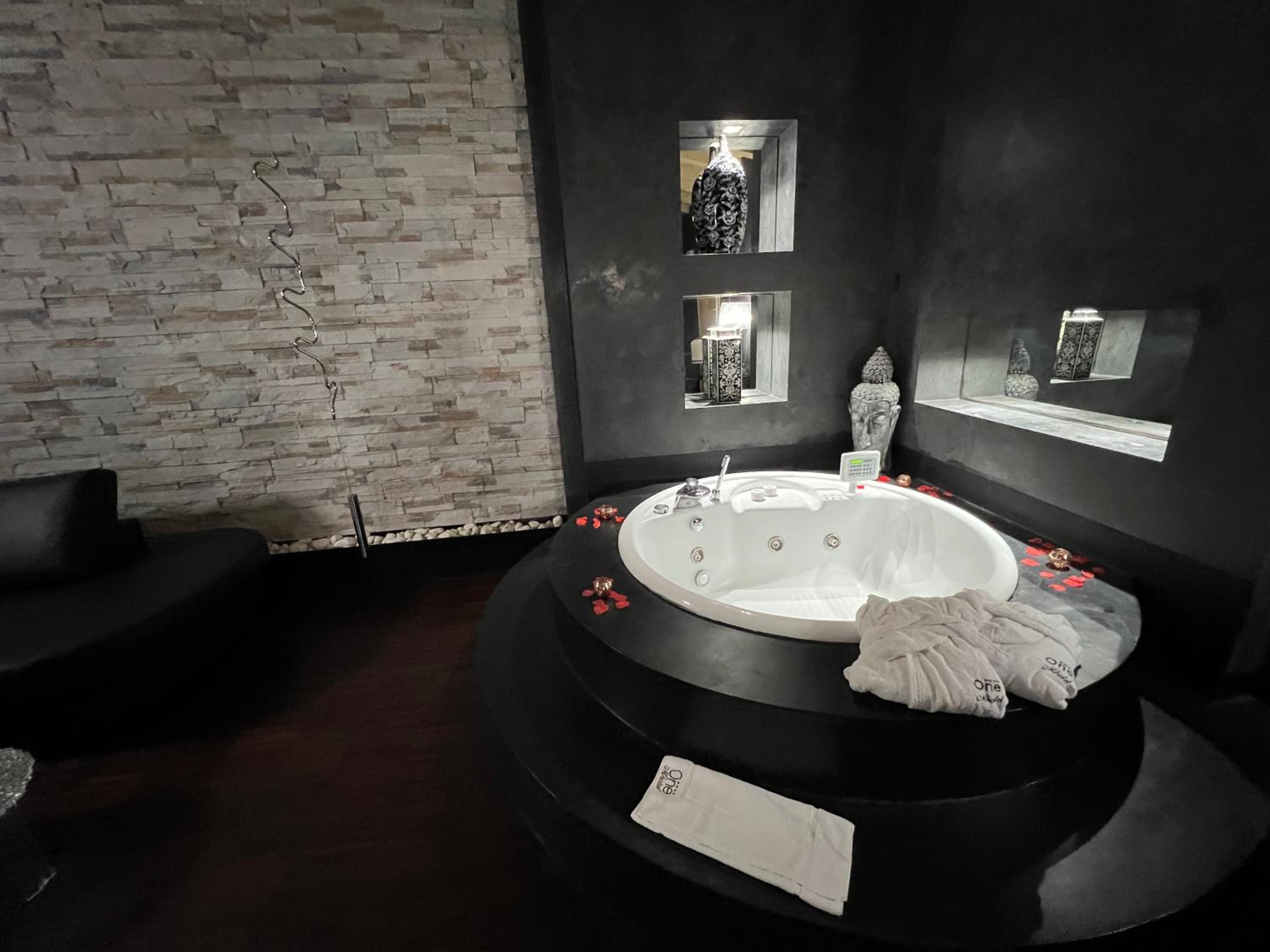 Executive Suite - Photo 2