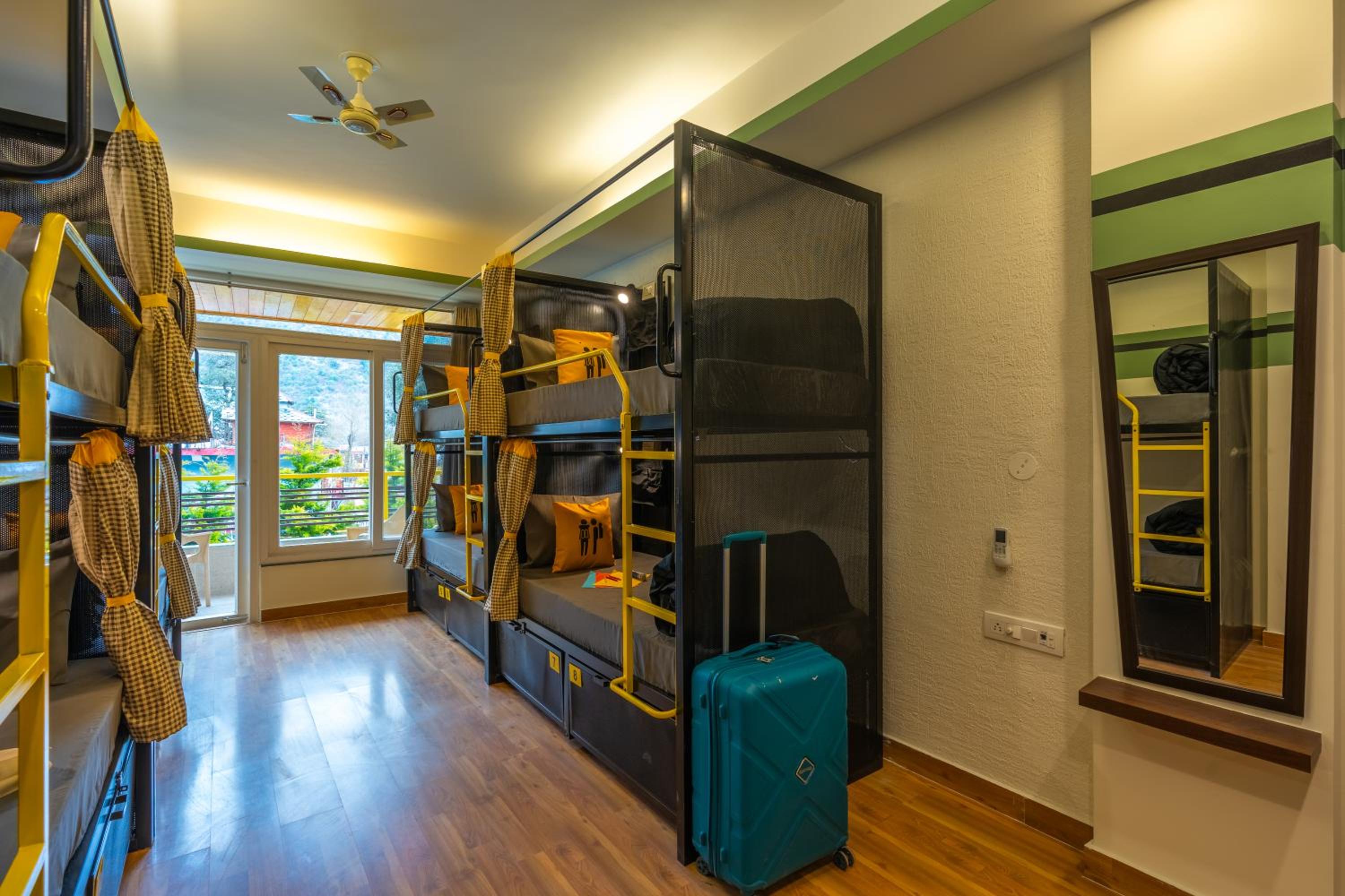 Bed in 8 Bed Mixed Dormitory with Balcony and Mountain View photo 2