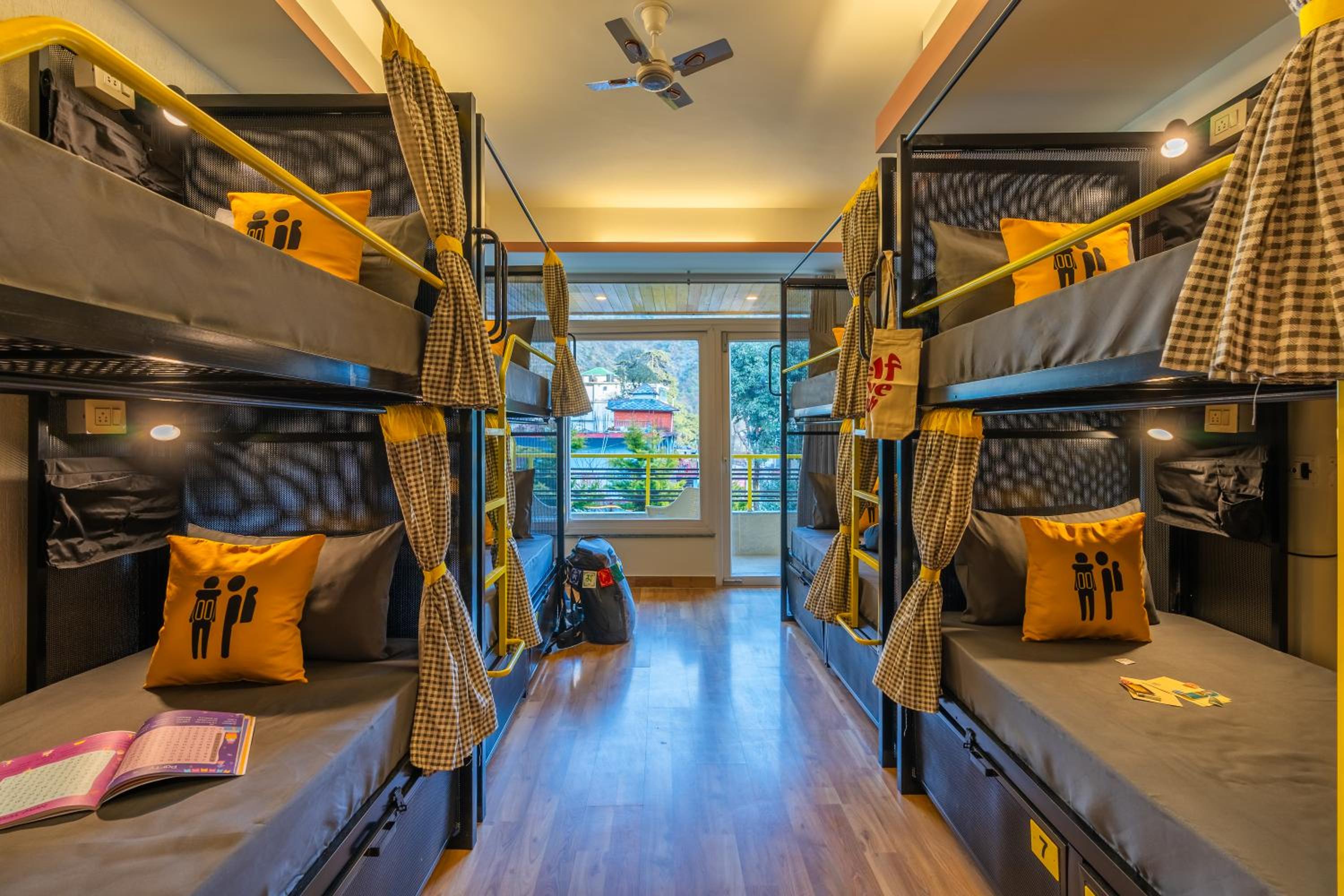 Bed in 8 Bed Mixed Dormitory with Balcony and Mountain View photo 1