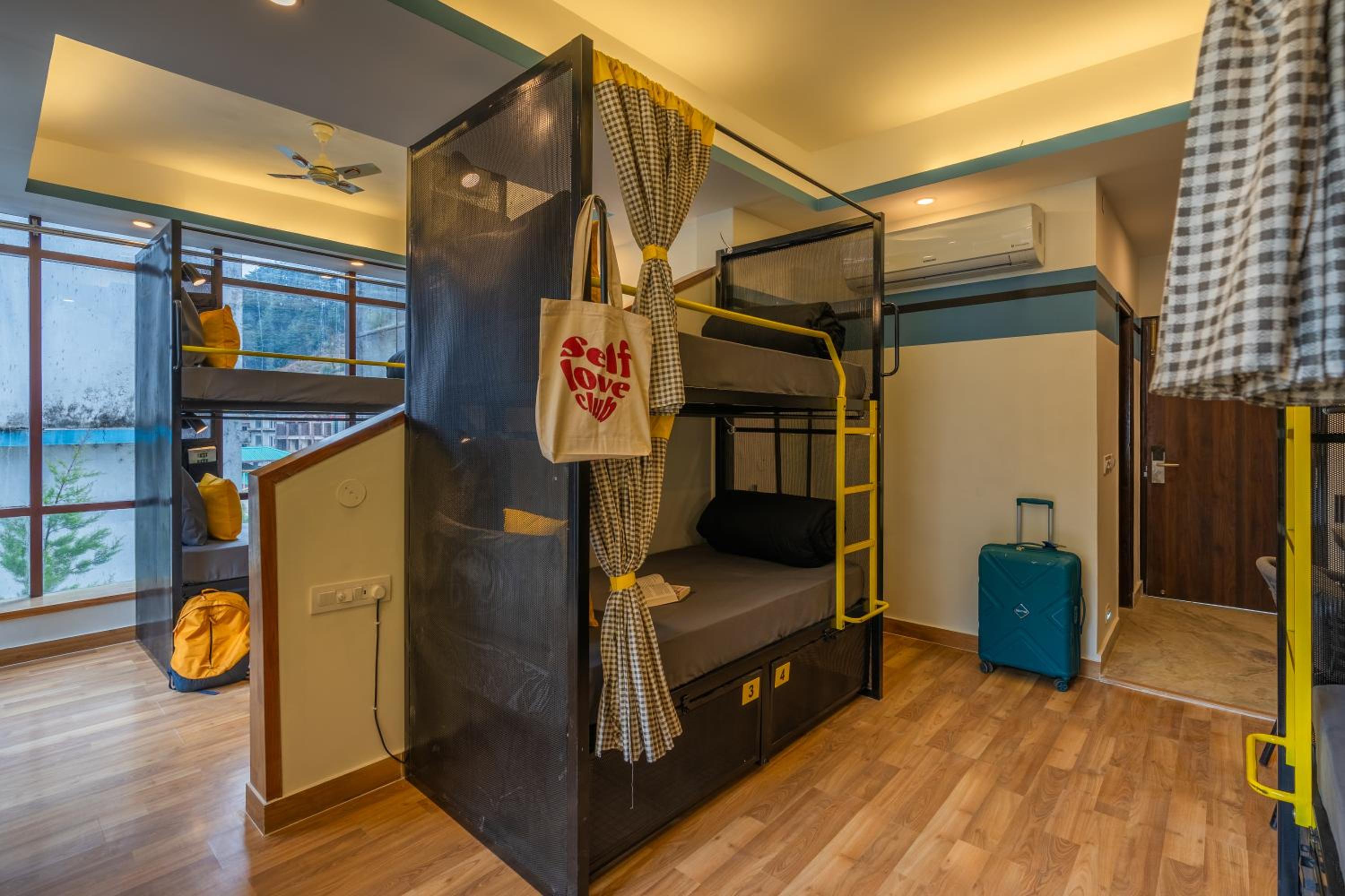 Bed in 6 Bed Mixed Dormitory with Balcony and Mountain View, photo 6